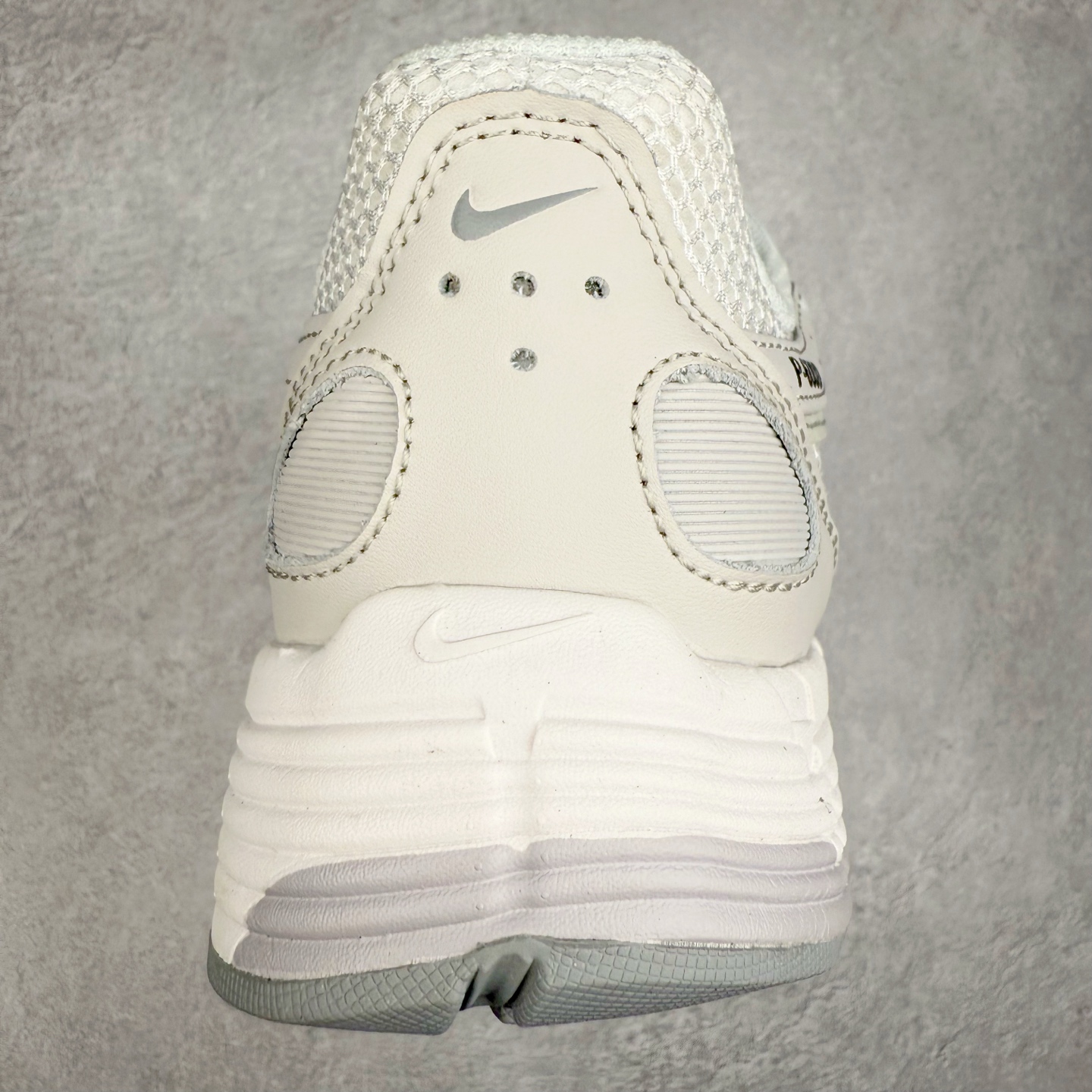 图片[8]-NK P-6000 系列低帮复古老爹风休闲运动舒适慢跑鞋 IF1756-100 融合 Pegasus 过往运动鞋设计 助力 21 世纪早期跑步运动跃升时尚新高度 采用透气网眼布、运动风格线条和耐穿覆面 兼具吸睛外观和舒适感受 中底泡绵以田径赛道为灵感 打造厚实设计 缔造出众缓震性能 尺码：36 36.5 37.5 38 38.5 39 40 40.5 41 42 42.5 43 44 44.5 45-选品中心