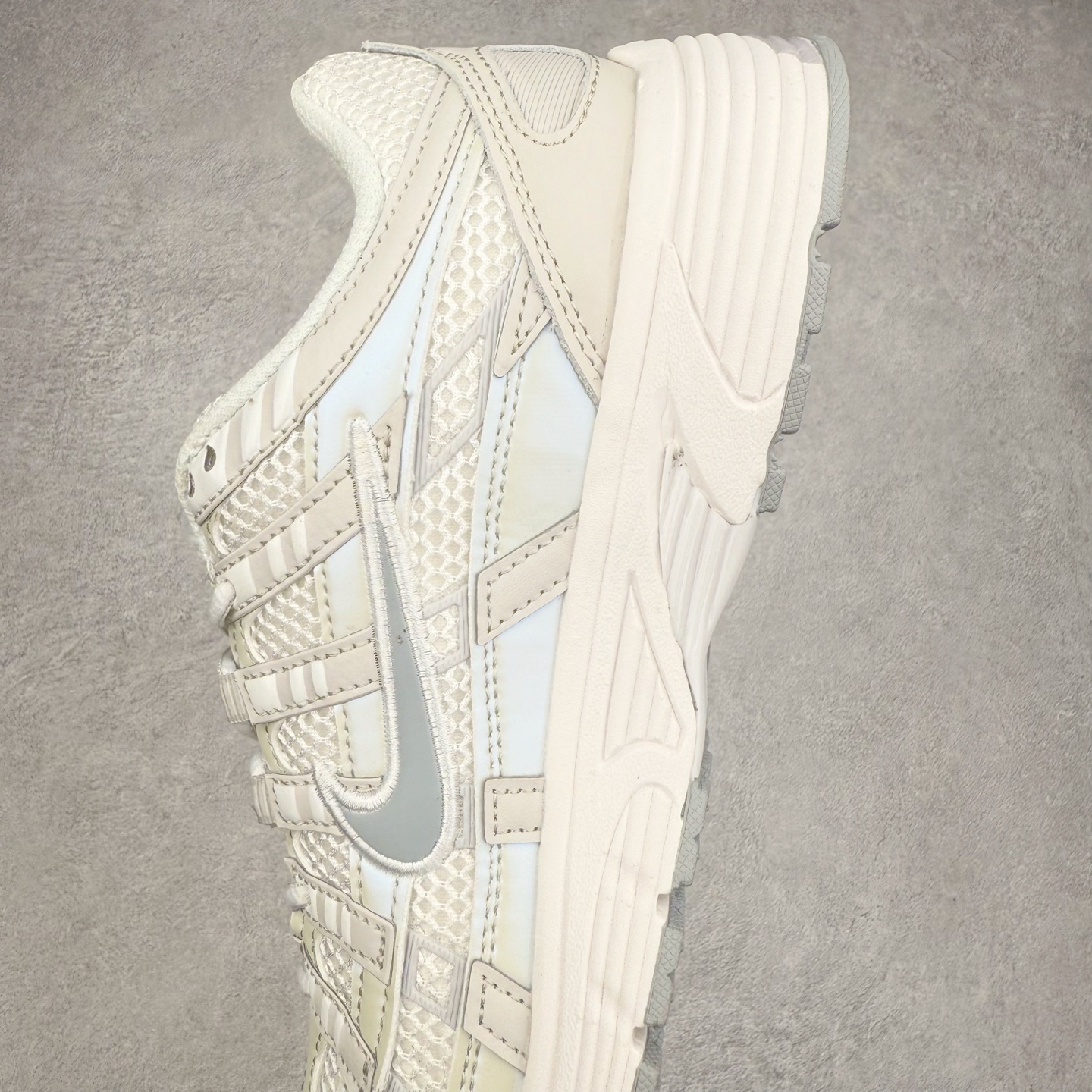 图片[7]-NK P-6000 系列低帮复古老爹风休闲运动舒适慢跑鞋 IF1756-100 融合 Pegasus 过往运动鞋设计 助力 21 世纪早期跑步运动跃升时尚新高度 采用透气网眼布、运动风格线条和耐穿覆面 兼具吸睛外观和舒适感受 中底泡绵以田径赛道为灵感 打造厚实设计 缔造出众缓震性能 尺码：36 36.5 37.5 38 38.5 39 40 40.5 41 42 42.5 43 44 44.5 45-选品中心