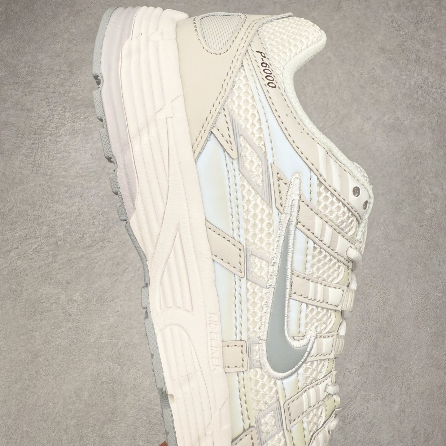 图片[6]-NK P-6000 系列低帮复古老爹风休闲运动舒适慢跑鞋 IF1756-100 融合 Pegasus 过往运动鞋设计 助力 21 世纪早期跑步运动跃升时尚新高度 采用透气网眼布、运动风格线条和耐穿覆面 兼具吸睛外观和舒适感受 中底泡绵以田径赛道为灵感 打造厚实设计 缔造出众缓震性能 尺码：36 36.5 37.5 38 38.5 39 40 40.5 41 42 42.5 43 44 44.5 45-选品中心