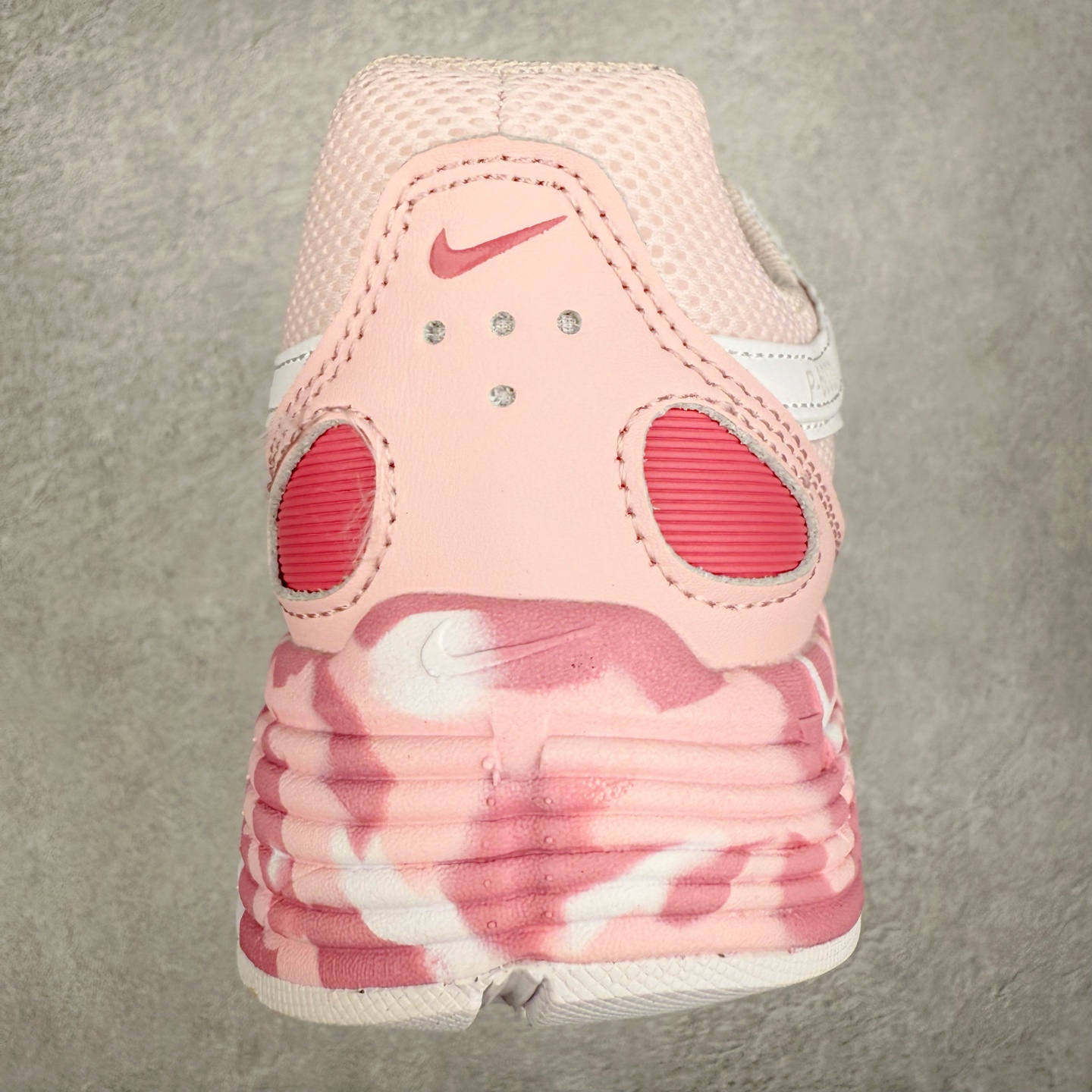 图片[8]-NK P-6000 系列低帮复古老爹风休闲运动舒适慢跑鞋 CV2209-111 融合 Pegasus 过往运动鞋设计 助力 21 世纪早期跑步运动跃升时尚新高度 采用透气网眼布、运动风格线条和耐穿覆面 兼具吸睛外观和舒适感受 中底泡绵以田径赛道为灵感 打造厚实设计 缔造出众缓震性能 尺码：36 36.5 37.5 38 38.5 39 40 40.5 41 42 42.5 43 44 44.5 45-选品中心