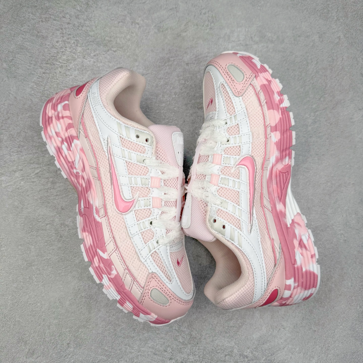 图片[3]-NK P-6000 系列低帮复古老爹风休闲运动舒适慢跑鞋 CV2209-111 融合 Pegasus 过往运动鞋设计 助力 21 世纪早期跑步运动跃升时尚新高度 采用透气网眼布、运动风格线条和耐穿覆面 兼具吸睛外观和舒适感受 中底泡绵以田径赛道为灵感 打造厚实设计 缔造出众缓震性能 尺码：36 36.5 37.5 38 38.5 39 40 40.5 41 42 42.5 43 44 44.5 45-选品中心