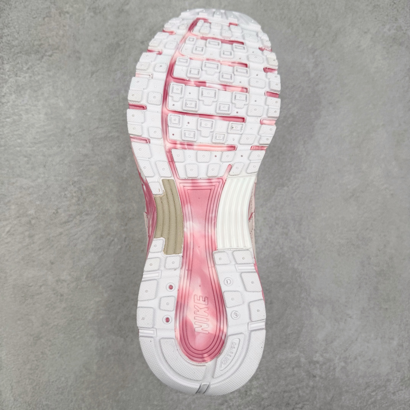 图片[9]-NK P-6000 系列低帮复古老爹风休闲运动舒适慢跑鞋 CV2209-111 融合 Pegasus 过往运动鞋设计 助力 21 世纪早期跑步运动跃升时尚新高度 采用透气网眼布、运动风格线条和耐穿覆面 兼具吸睛外观和舒适感受 中底泡绵以田径赛道为灵感 打造厚实设计 缔造出众缓震性能 尺码：36 36.5 37.5 38 38.5 39 40 40.5 41 42 42.5 43 44 44.5 45-选品中心