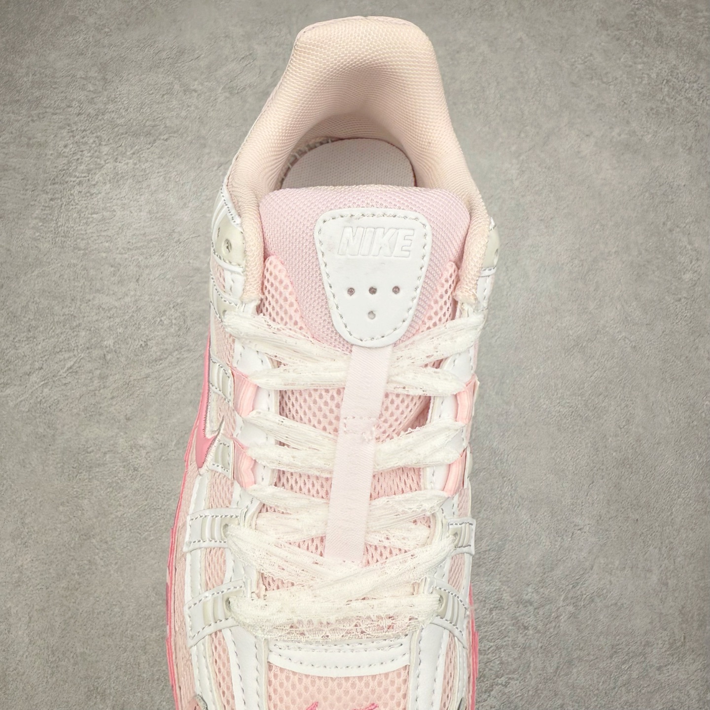 图片[5]-NK P-6000 系列低帮复古老爹风休闲运动舒适慢跑鞋 CV2209-111 融合 Pegasus 过往运动鞋设计 助力 21 世纪早期跑步运动跃升时尚新高度 采用透气网眼布、运动风格线条和耐穿覆面 兼具吸睛外观和舒适感受 中底泡绵以田径赛道为灵感 打造厚实设计 缔造出众缓震性能 尺码：36 36.5 37.5 38 38.5 39 40 40.5 41 42 42.5 43 44 44.5 45-选品中心