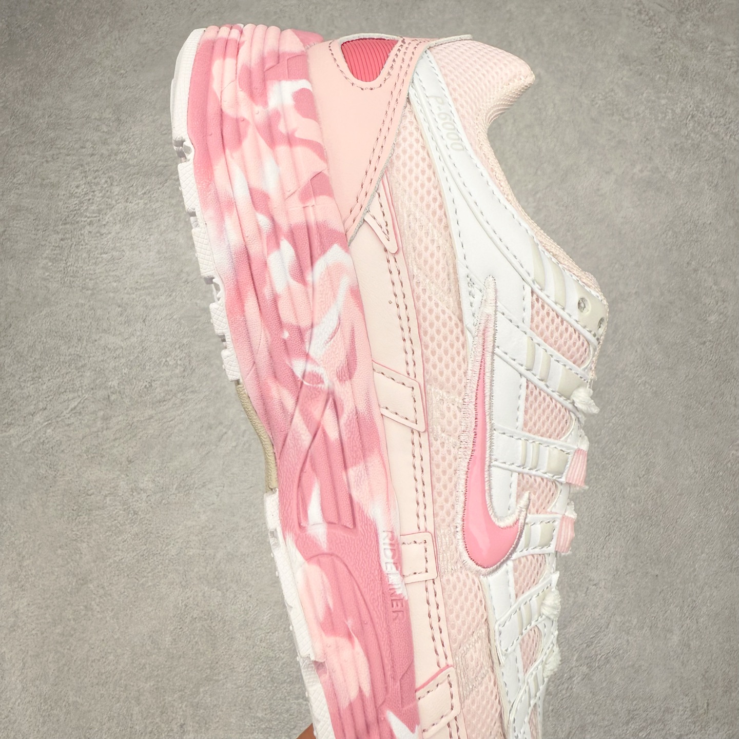 图片[6]-NK P-6000 系列低帮复古老爹风休闲运动舒适慢跑鞋 CV2209-111 融合 Pegasus 过往运动鞋设计 助力 21 世纪早期跑步运动跃升时尚新高度 采用透气网眼布、运动风格线条和耐穿覆面 兼具吸睛外观和舒适感受 中底泡绵以田径赛道为灵感 打造厚实设计 缔造出众缓震性能 尺码：36 36.5 37.5 38 38.5 39 40 40.5 41 42 42.5 43 44 44.5 45-选品中心