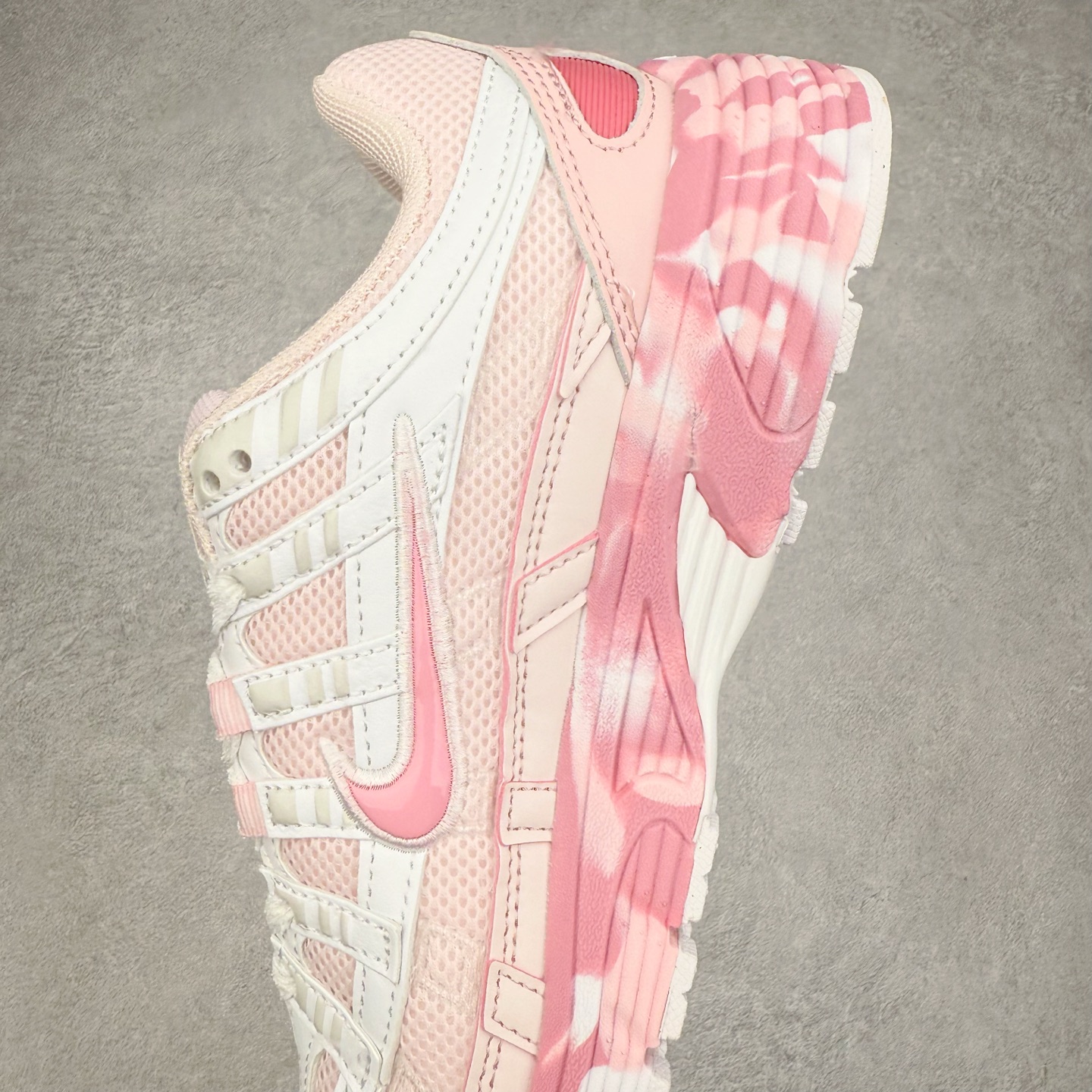 图片[7]-NK P-6000 系列低帮复古老爹风休闲运动舒适慢跑鞋 CV2209-111 融合 Pegasus 过往运动鞋设计 助力 21 世纪早期跑步运动跃升时尚新高度 采用透气网眼布、运动风格线条和耐穿覆面 兼具吸睛外观和舒适感受 中底泡绵以田径赛道为灵感 打造厚实设计 缔造出众缓震性能 尺码：36 36.5 37.5 38 38.5 39 40 40.5 41 42 42.5 43 44 44.5 45-选品中心