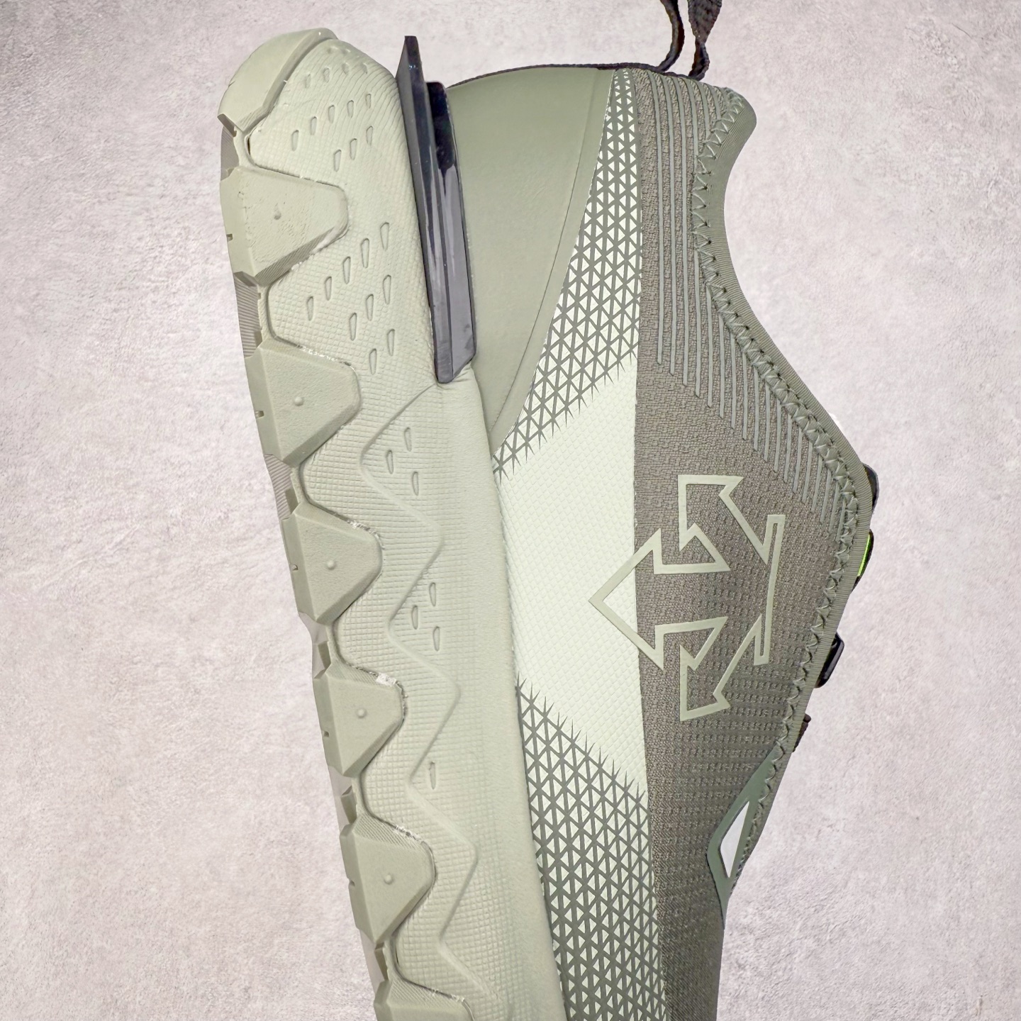 图片[6]-DESCENTE SKI STYLE SNOW RIDE 迪桑特舒适防滑耐磨低帮生活休闲鞋 DESCENTE（迪桑特）创立于1935年，品牌名取自法语词汇，意为“滑降”。品牌箭头标识代表滑雪的三种技术“高速直线滑行”、“穿越”和“侧滑”，也寓意品牌在打造高端专业运动产品中不断追求完美的创新精神，致力于成为中国高端专业滑雪、综训、女子、铁人三项、高尔夫的第一品牌。尺码：39 40 40.5 41 42 42.5 43 44 44.5 45-选品中心