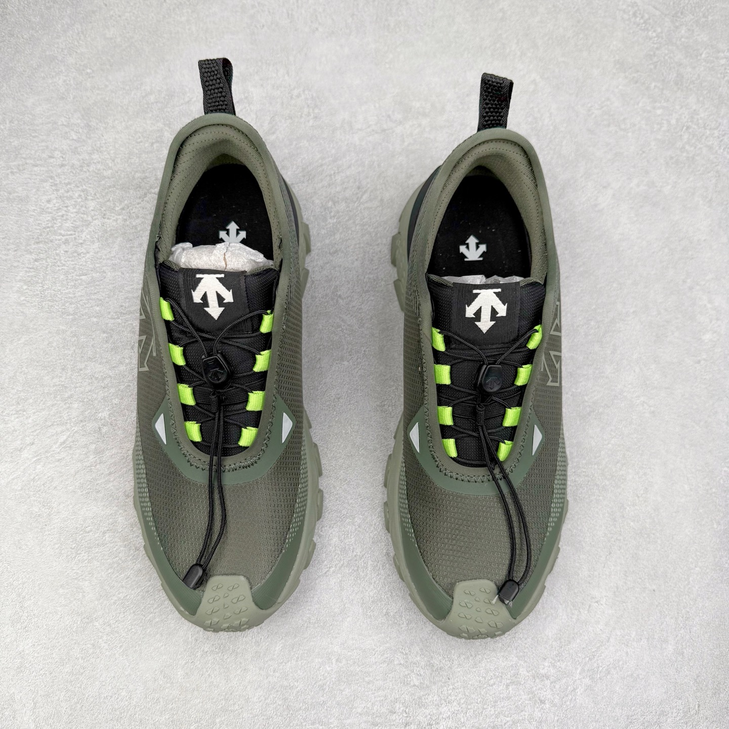 图片[2]-DESCENTE SKI STYLE SNOW RIDE 迪桑特舒适防滑耐磨低帮生活休闲鞋 DESCENTE（迪桑特）创立于1935年，品牌名取自法语词汇，意为“滑降”。品牌箭头标识代表滑雪的三种技术“高速直线滑行”、“穿越”和“侧滑”，也寓意品牌在打造高端专业运动产品中不断追求完美的创新精神，致力于成为中国高端专业滑雪、综训、女子、铁人三项、高尔夫的第一品牌。尺码：39 40 40.5 41 42 42.5 43 44 44.5 45-选品中心