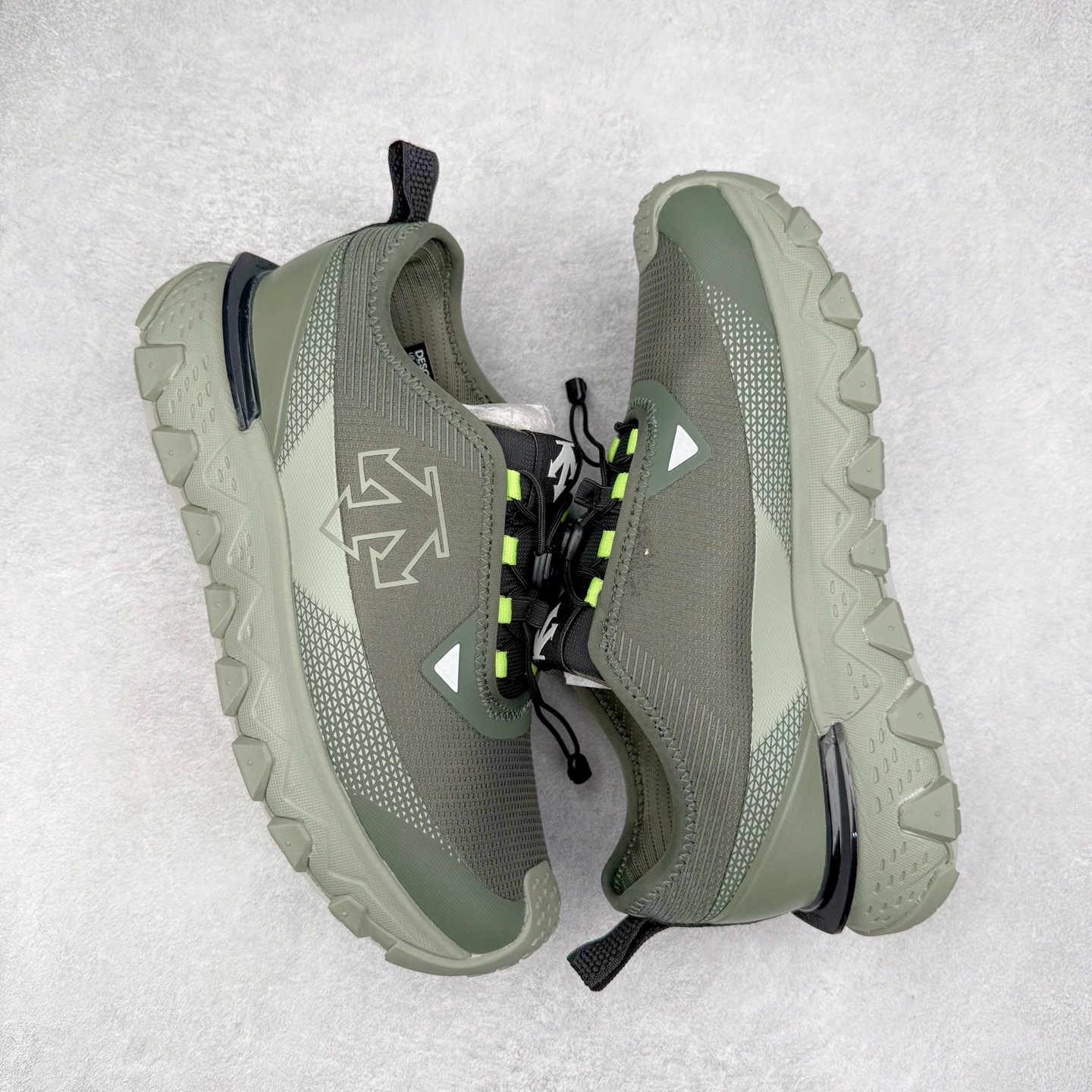 图片[3]-DESCENTE SKI STYLE SNOW RIDE 迪桑特舒适防滑耐磨低帮生活休闲鞋 DESCENTE（迪桑特）创立于1935年，品牌名取自法语词汇，意为“滑降”。品牌箭头标识代表滑雪的三种技术“高速直线滑行”、“穿越”和“侧滑”，也寓意品牌在打造高端专业运动产品中不断追求完美的创新精神，致力于成为中国高端专业滑雪、综训、女子、铁人三项、高尔夫的第一品牌。尺码：39 40 40.5 41 42 42.5 43 44 44.5 45-选品中心