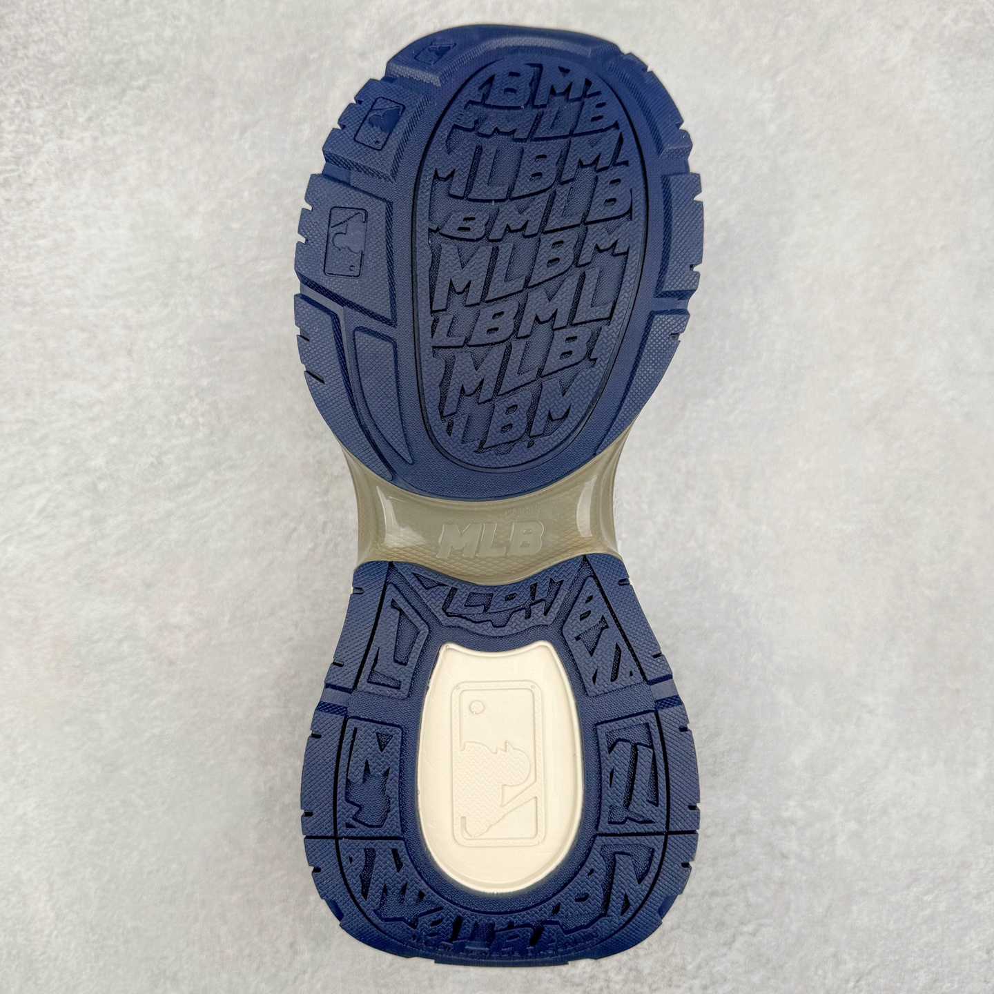 图片[9]-MLB Chunky Cargo 纽约洋基队合成革潮流时尚舒适休闲运动风厚底增高 防滑耐磨 低帮 老爹鞋 男女同款 黑色 实拍调校N版已经零色差零失真 百分百还原实物色彩所见即所得 不存在货不对板色差等低级问题 选购参考实物拍摄 不混卖不参货 只用心做好货严格选品 承诺混一赔十 尺码：36 36.5 37.5 38 38.5 39 40 40.5 41 42 42.5 43 44 44.5 45-选品中心