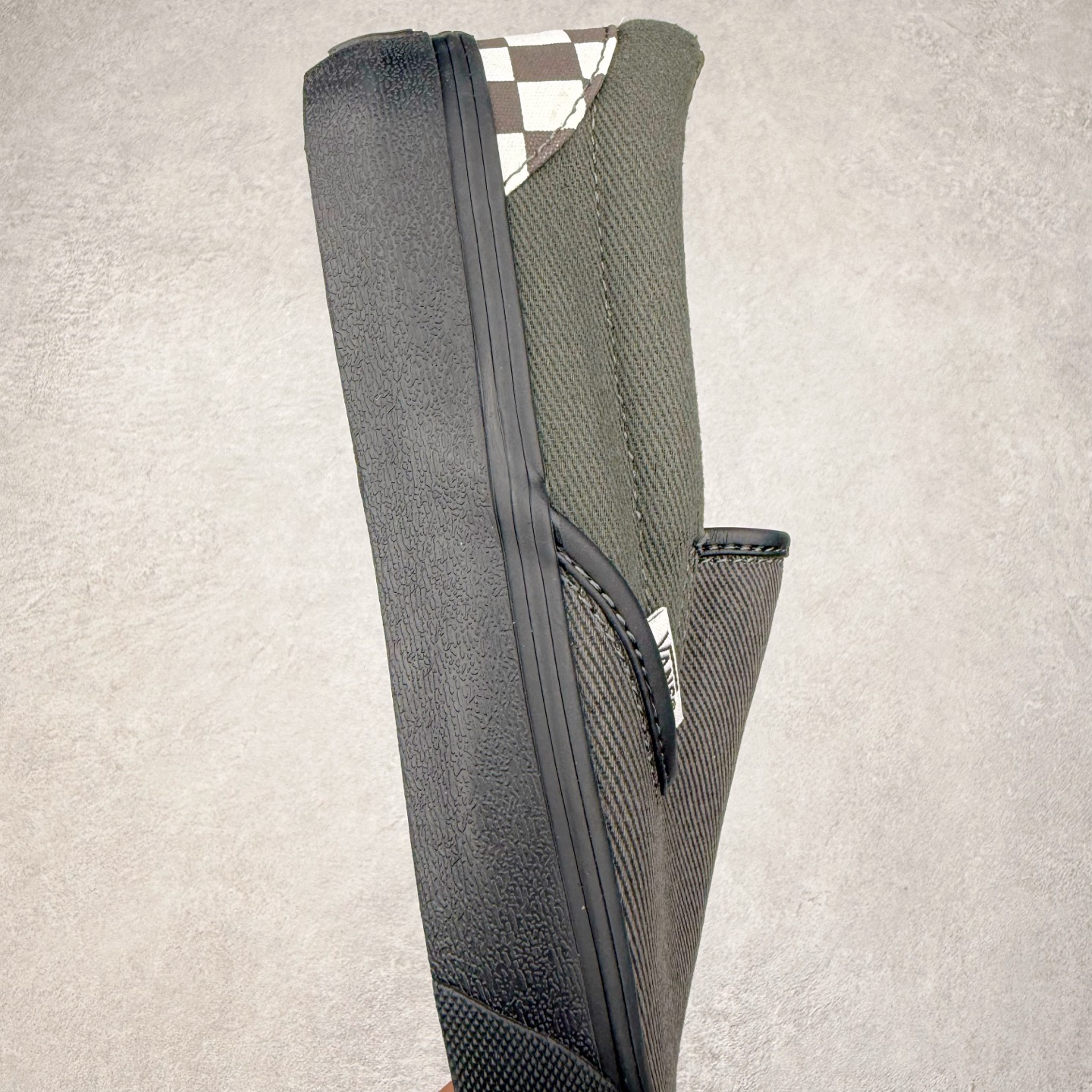 图片[6]-Vainl Archive x Vans Slip-On 牛仔一脚蹬 联名款 休闲低帮板鞋 鞋面运用VAINL ARCHIVE标志性黑棕配色配上耐磨的丹宁牛仔布 简约耐穿 凸显质感 后跟及内衬点缀Vans标志性满印棋盘格设计 货号：VN000BVZRUX1 尺码：35 36 36.5 37 38 38.5 39 40 40.5 41 42 42.5 43 44-选品中心