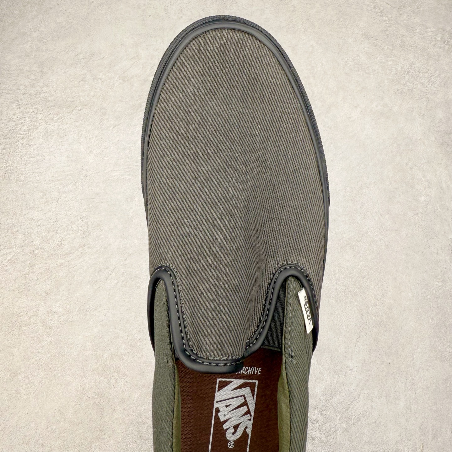 图片[4]-Vainl Archive x Vans Slip-On 牛仔一脚蹬 联名款 休闲低帮板鞋 鞋面运用VAINL ARCHIVE标志性黑棕配色配上耐磨的丹宁牛仔布 简约耐穿 凸显质感 后跟及内衬点缀Vans标志性满印棋盘格设计 货号：VN000BVZRUX1 尺码：35 36 36.5 37 38 38.5 39 40 40.5 41 42 42.5 43 44-选品中心