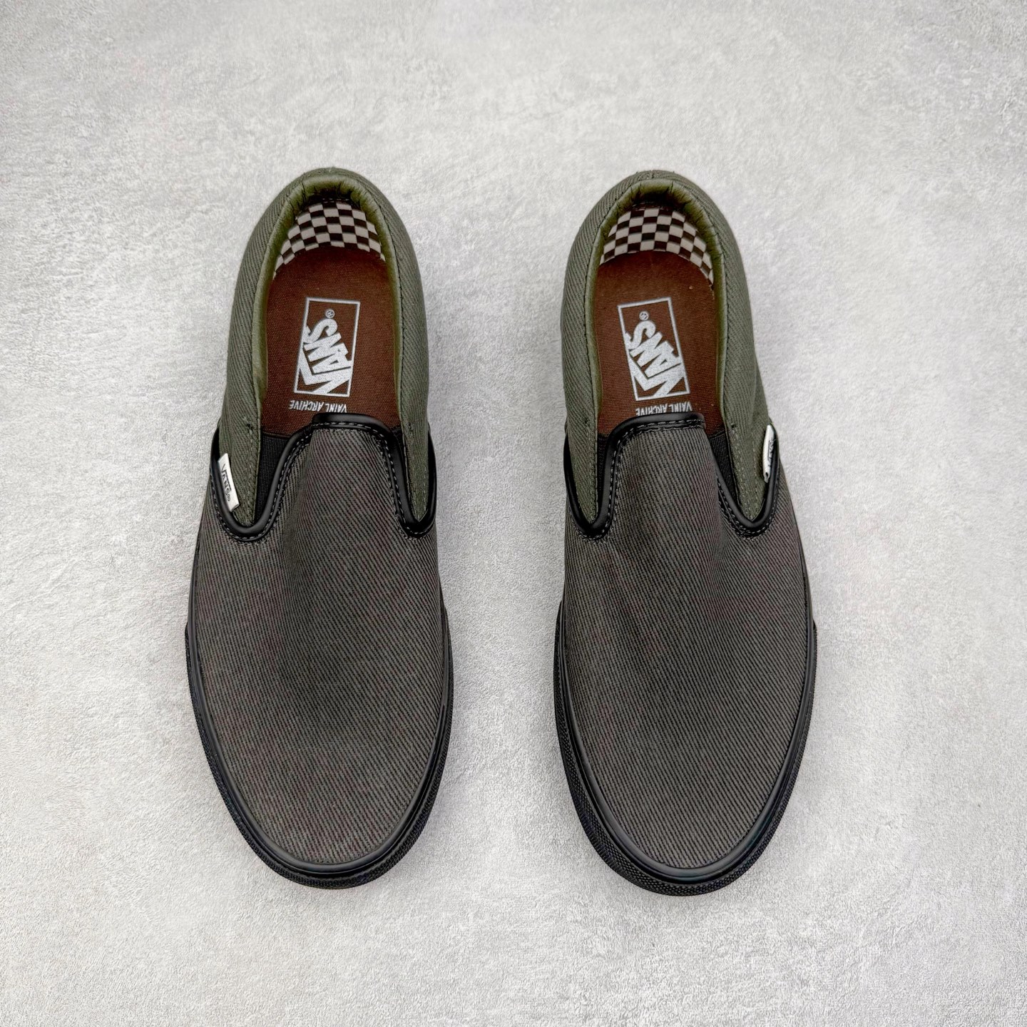 图片[2]-Vainl Archive x Vans Slip-On 牛仔一脚蹬 联名款 休闲低帮板鞋 鞋面运用VAINL ARCHIVE标志性黑棕配色配上耐磨的丹宁牛仔布 简约耐穿 凸显质感 后跟及内衬点缀Vans标志性满印棋盘格设计 货号：VN000BVZRUX1 尺码：35 36 36.5 37 38 38.5 39 40 40.5 41 42 42.5 43 44-选品中心