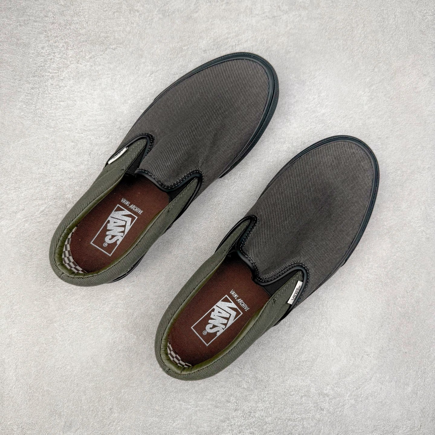 图片[3]-Vainl Archive x Vans Slip-On 牛仔一脚蹬 联名款 休闲低帮板鞋 鞋面运用VAINL ARCHIVE标志性黑棕配色配上耐磨的丹宁牛仔布 简约耐穿 凸显质感 后跟及内衬点缀Vans标志性满印棋盘格设计 货号：VN000BVZRUX1 尺码：35 36 36.5 37 38 38.5 39 40 40.5 41 42 42.5 43 44-选品中心