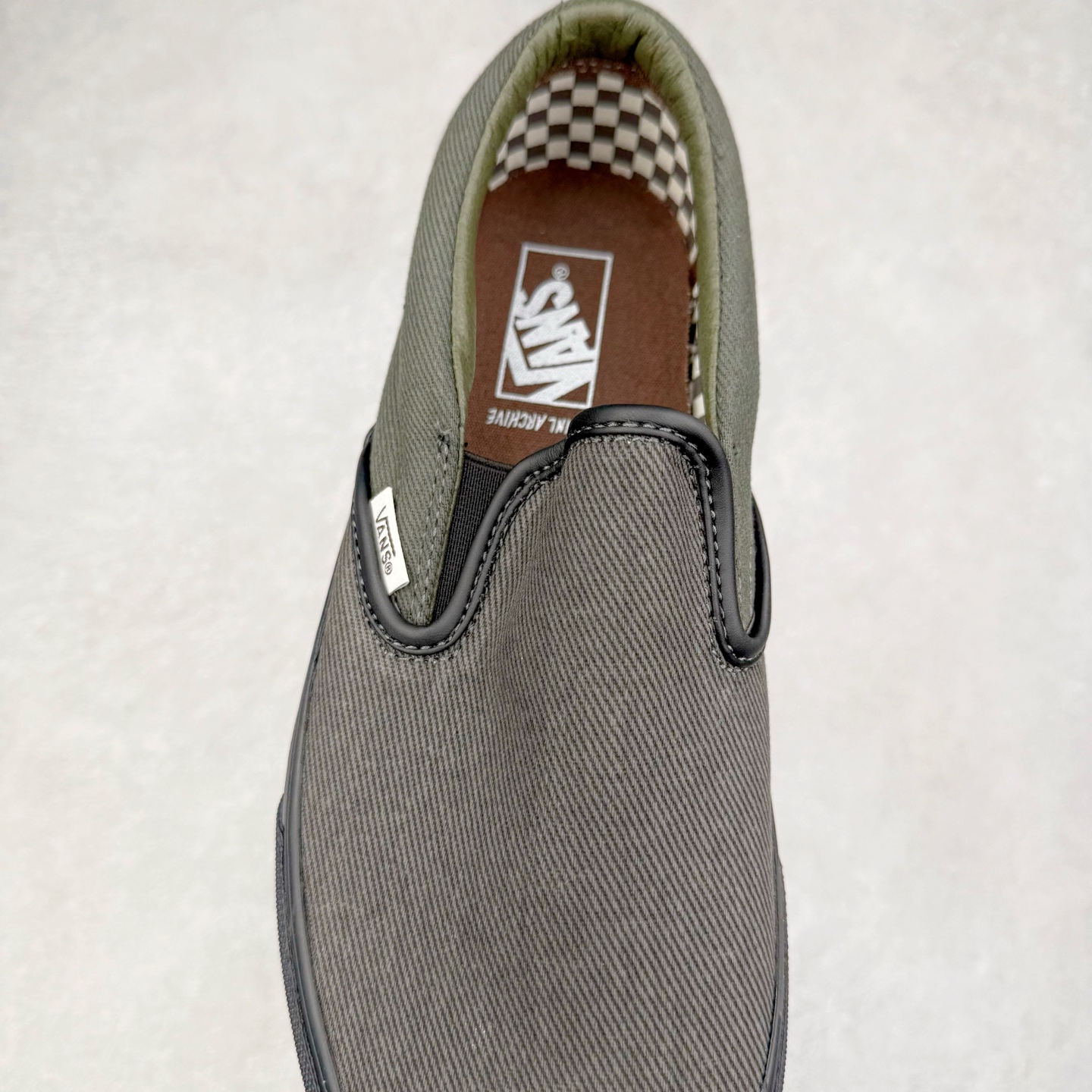 图片[5]-Vainl Archive x Vans Slip-On 牛仔一脚蹬 联名款 休闲低帮板鞋 鞋面运用VAINL ARCHIVE标志性黑棕配色配上耐磨的丹宁牛仔布 简约耐穿 凸显质感 后跟及内衬点缀Vans标志性满印棋盘格设计 货号：VN000BVZRUX1 尺码：35 36 36.5 37 38 38.5 39 40 40.5 41 42 42.5 43 44-选品中心