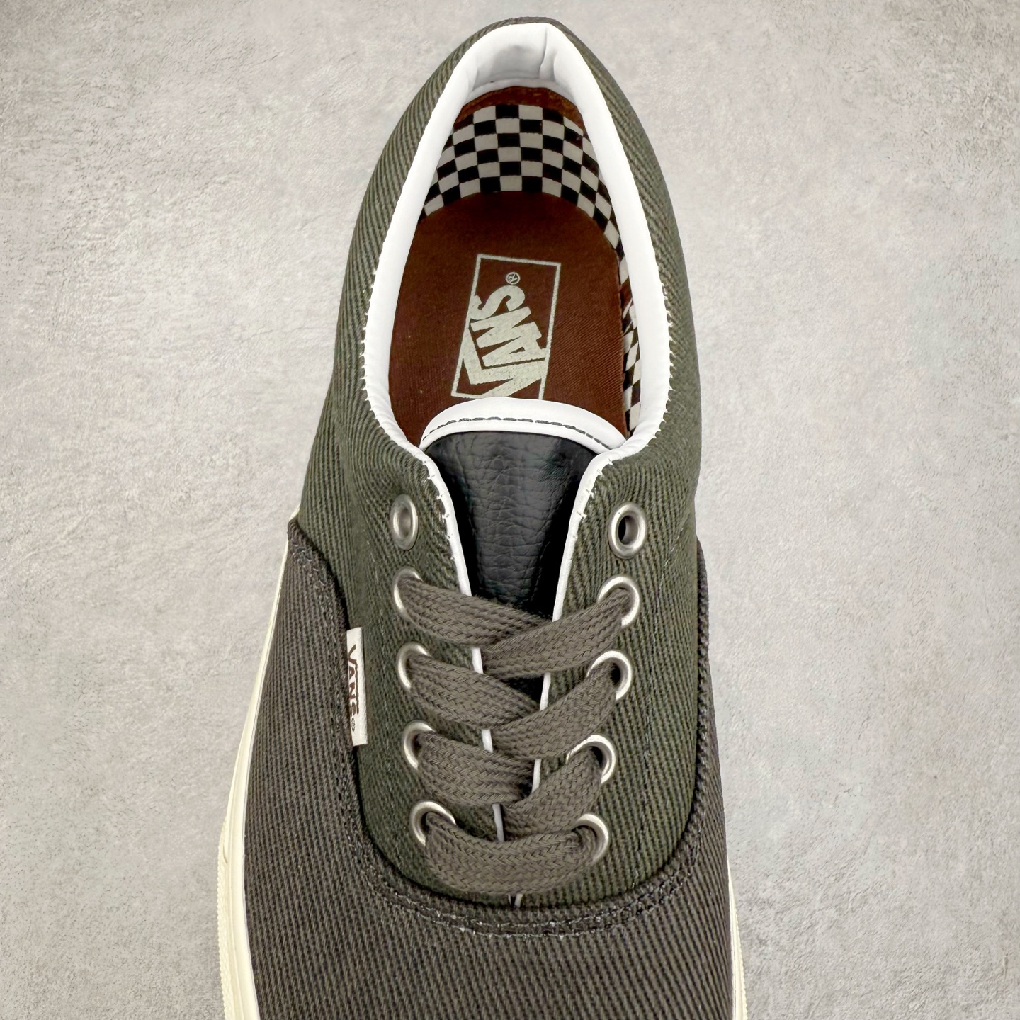 图片[5]-VAINL ARCHIVE x Vans Era 联名款 此次联名同时采用水洗和做旧工艺 使得整体鞋款呈现出不同的层次感 Era鞋面被水洗黑牛仔布覆盖 鞋舌处采用牛皮革材质凸显质感 后跟及内衬点缀Vans标志性满印棋盘格设计 诚意满满 货号：VN000CQ6RUX 尺码：35 36 36.5 37 38 38.5 39 40 40.5 41 42 42.5 43 44-选品中心