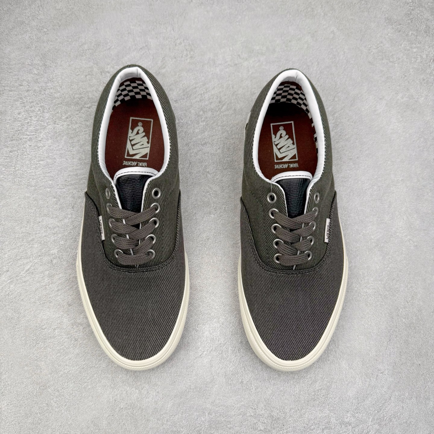 图片[2]-VAINL ARCHIVE x Vans Era 联名款 此次联名同时采用水洗和做旧工艺 使得整体鞋款呈现出不同的层次感 Era鞋面被水洗黑牛仔布覆盖 鞋舌处采用牛皮革材质凸显质感 后跟及内衬点缀Vans标志性满印棋盘格设计 诚意满满 货号：VN000CQ6RUX 尺码：35 36 36.5 37 38 38.5 39 40 40.5 41 42 42.5 43 44-选品中心