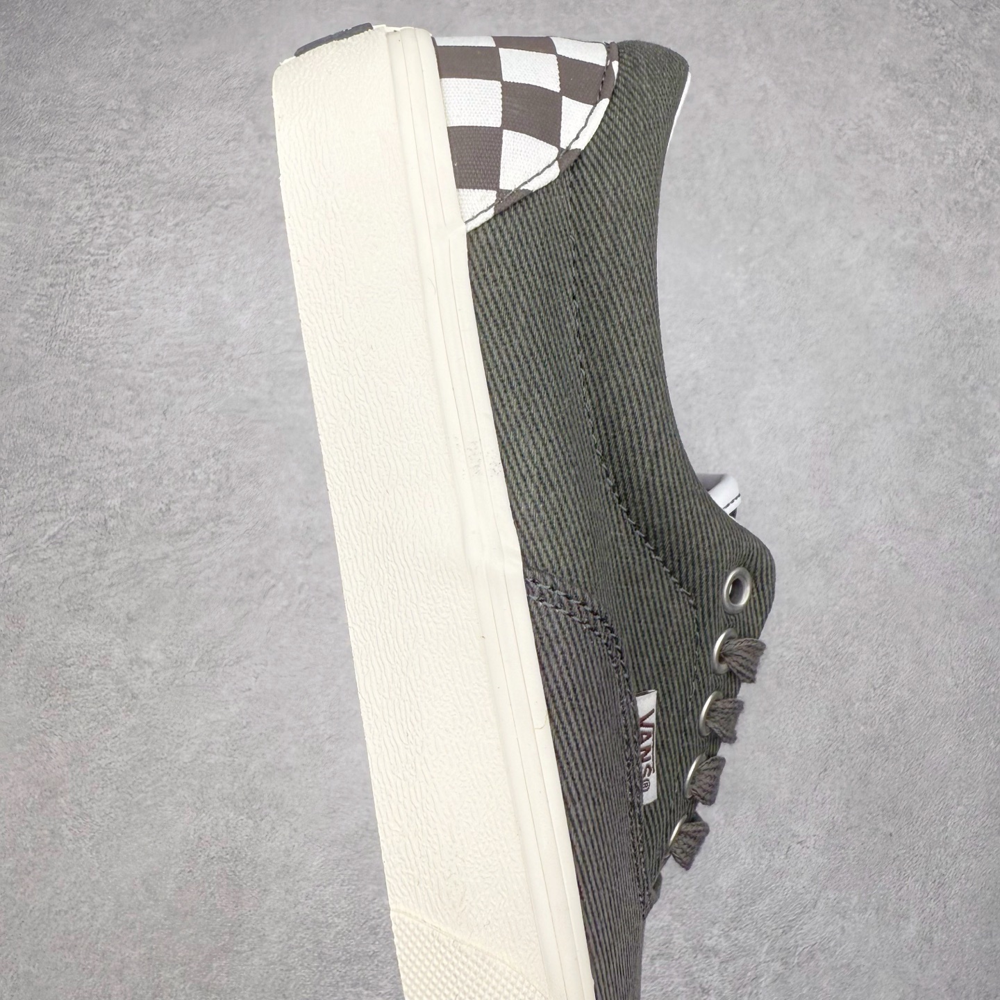 图片[6]-VAINL ARCHIVE x Vans Era 联名款 此次联名同时采用水洗和做旧工艺 使得整体鞋款呈现出不同的层次感 Era鞋面被水洗黑牛仔布覆盖 鞋舌处采用牛皮革材质凸显质感 后跟及内衬点缀Vans标志性满印棋盘格设计 诚意满满 货号：VN000CQ6RUX 尺码：35 36 36.5 37 38 38.5 39 40 40.5 41 42 42.5 43 44-选品中心