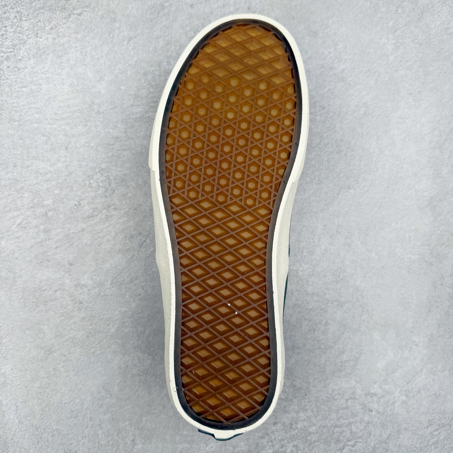 图片[9]-VAINL ARCHIVE x Vans Era 联名款 此次联名同时采用水洗和做旧工艺 使得整体鞋款呈现出不同的层次感 Era鞋面被水洗黑牛仔布覆盖 鞋舌处采用牛皮革材质凸显质感 后跟及内衬点缀Vans标志性满印棋盘格设计 诚意满满 货号：VN000CQ6RUX 尺码：35 36 36.5 37 38 38.5 39 40 40.5 41 42 42.5 43 44-选品中心