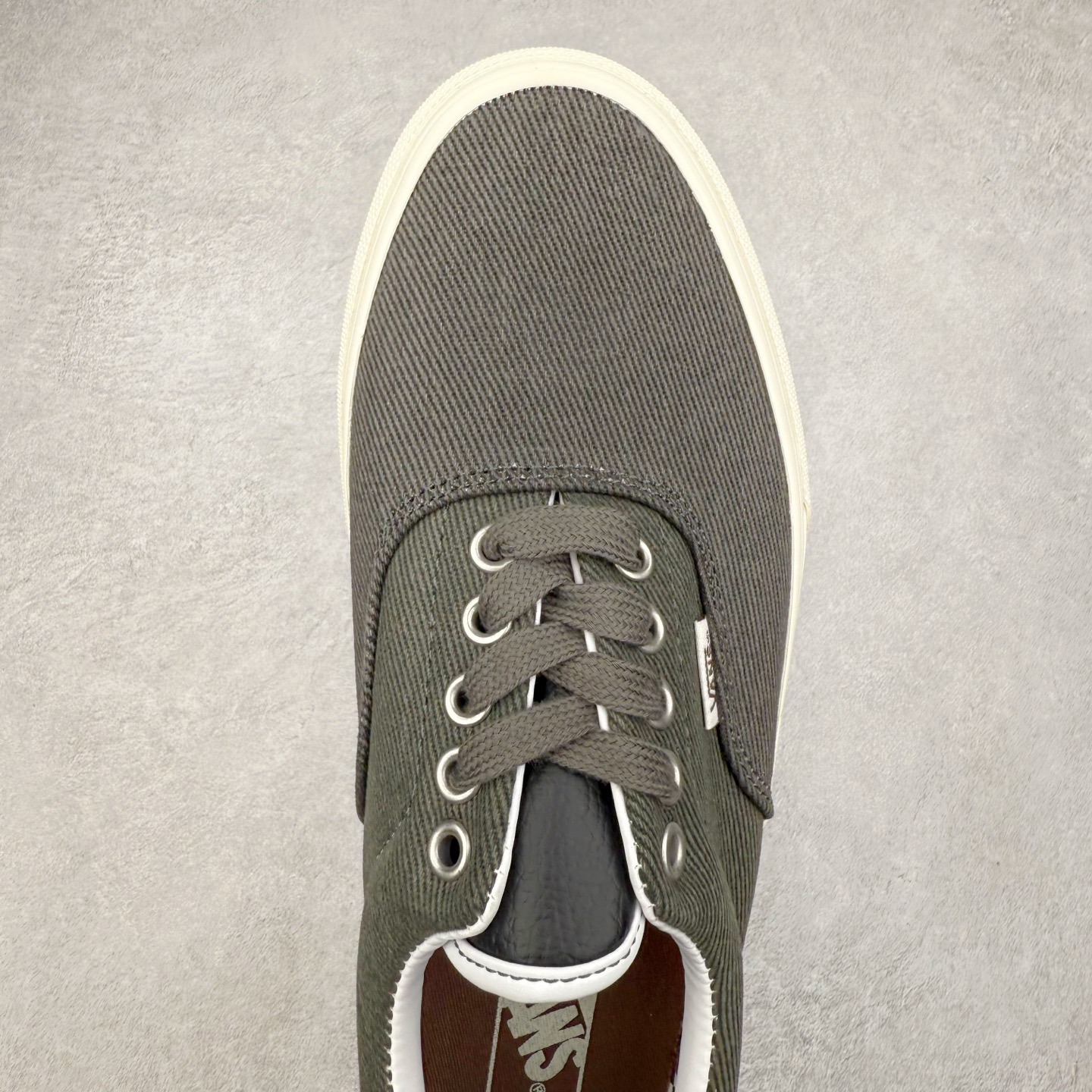 图片[4]-VAINL ARCHIVE x Vans Era 联名款 此次联名同时采用水洗和做旧工艺 使得整体鞋款呈现出不同的层次感 Era鞋面被水洗黑牛仔布覆盖 鞋舌处采用牛皮革材质凸显质感 后跟及内衬点缀Vans标志性满印棋盘格设计 诚意满满 货号：VN000CQ6RUX 尺码：35 36 36.5 37 38 38.5 39 40 40.5 41 42 42.5 43 44-选品中心