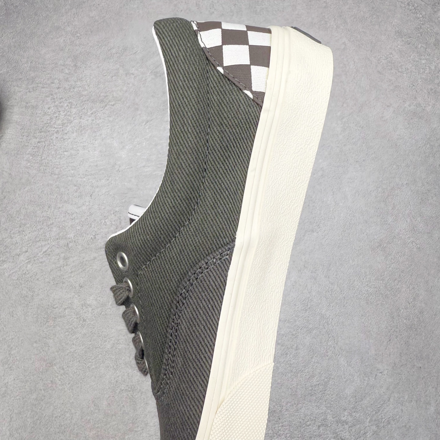 图片[7]-VAINL ARCHIVE x Vans Era 联名款 此次联名同时采用水洗和做旧工艺 使得整体鞋款呈现出不同的层次感 Era鞋面被水洗黑牛仔布覆盖 鞋舌处采用牛皮革材质凸显质感 后跟及内衬点缀Vans标志性满印棋盘格设计 诚意满满 货号：VN000CQ6RUX 尺码：35 36 36.5 37 38 38.5 39 40 40.5 41 42 42.5 43 44-选品中心