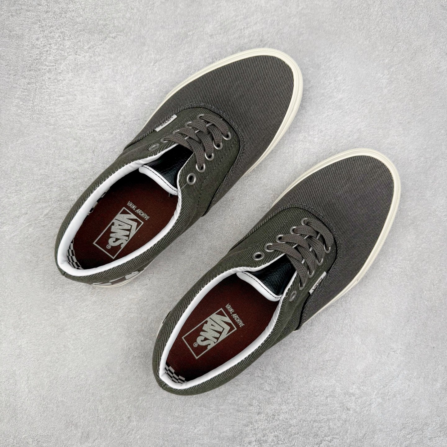图片[3]-VAINL ARCHIVE x Vans Era 联名款 此次联名同时采用水洗和做旧工艺 使得整体鞋款呈现出不同的层次感 Era鞋面被水洗黑牛仔布覆盖 鞋舌处采用牛皮革材质凸显质感 后跟及内衬点缀Vans标志性满印棋盘格设计 诚意满满 货号：VN000CQ6RUX 尺码：35 36 36.5 37 38 38.5 39 40 40.5 41 42 42.5 43 44-选品中心