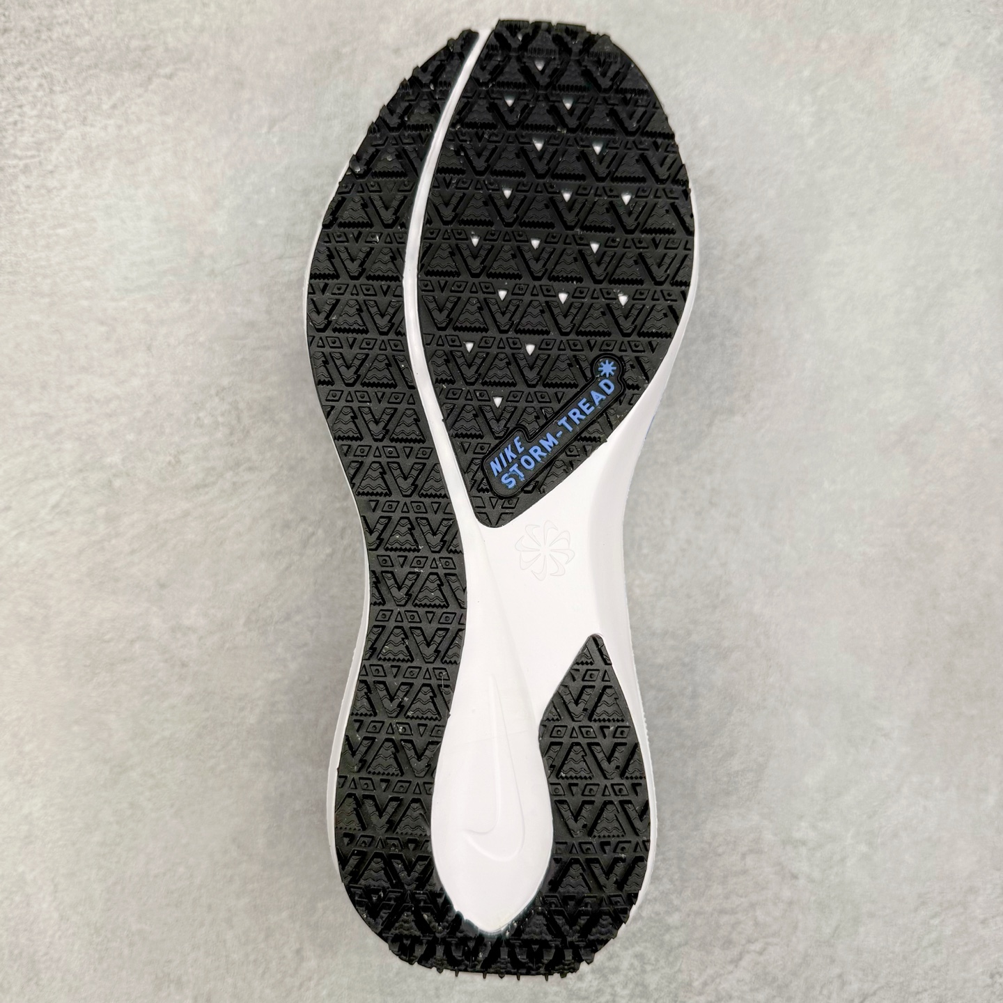 图片[9]-＃特价福利 NK Zoom Pegasus 飞马41代马拉松系列网面透气缓震疾速跑鞋 拥有 Zoom Air 一如既往的稳定感和流畅感 鞋面采用工程网眼设计 为特定高热区域营造出色透气性 进一步增加鞋面的穿孔数量 让足部能够快速散热 中足搭配 Flywire 飞线 在高速运动时营造舒适稳定的贴合感 内置Zoon气垫加持 动力十足 尺码：36 36.5 37.5 38 38.5 39 40 40.5 41 42 42.5 43 44 44.5 45-选品中心