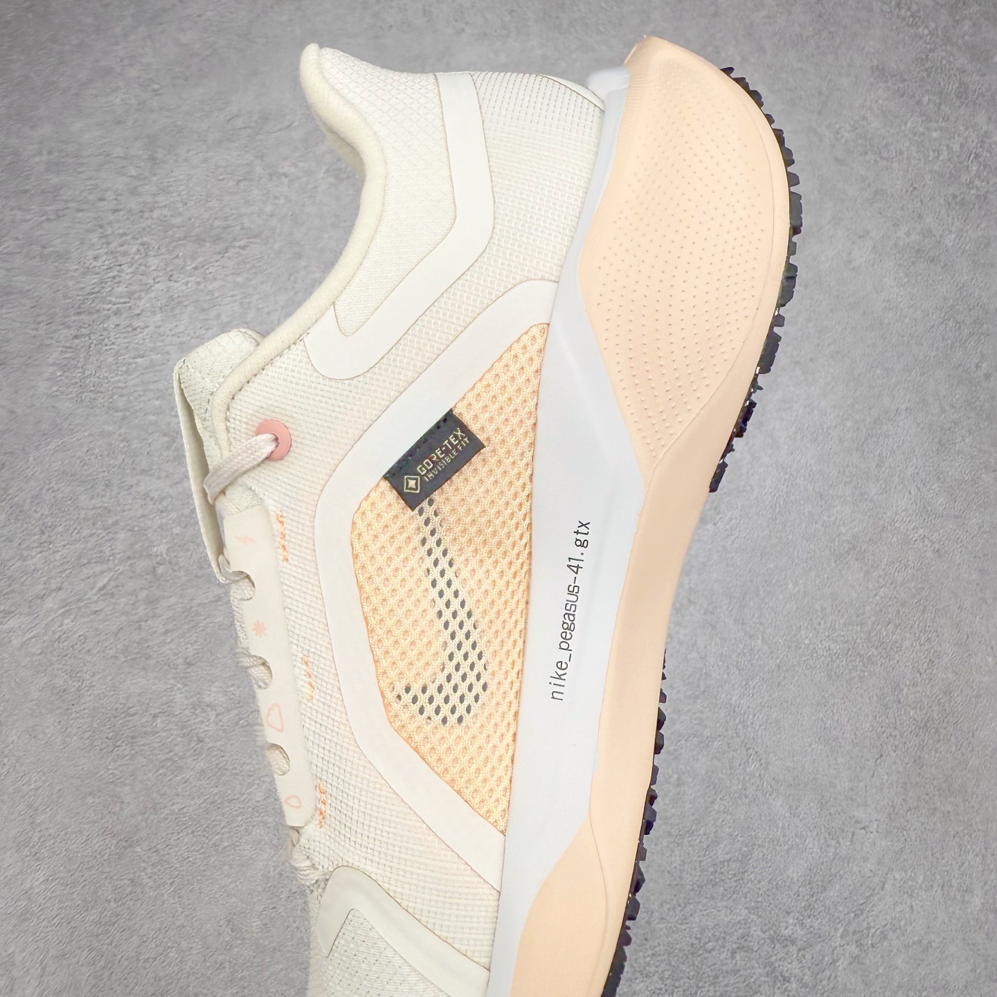 图片[7]-＃特价福利 NK Zoom Pegasus 飞马41代马拉松系列网面透气缓震疾速跑鞋 拥有 Zoom Air 一如既往的稳定感和流畅感 鞋面采用工程网眼设计 为特定高热区域营造出色透气性 进一步增加鞋面的穿孔数量 让足部能够快速散热 中足搭配 Flywire 飞线 在高速运动时营造舒适稳定的贴合感 内置Zoon气垫加持 动力十足 尺码：36 36.5 37.5 38 38.5 39 40 40.5 41 42 42.5 43 44 44.5 45-选品中心