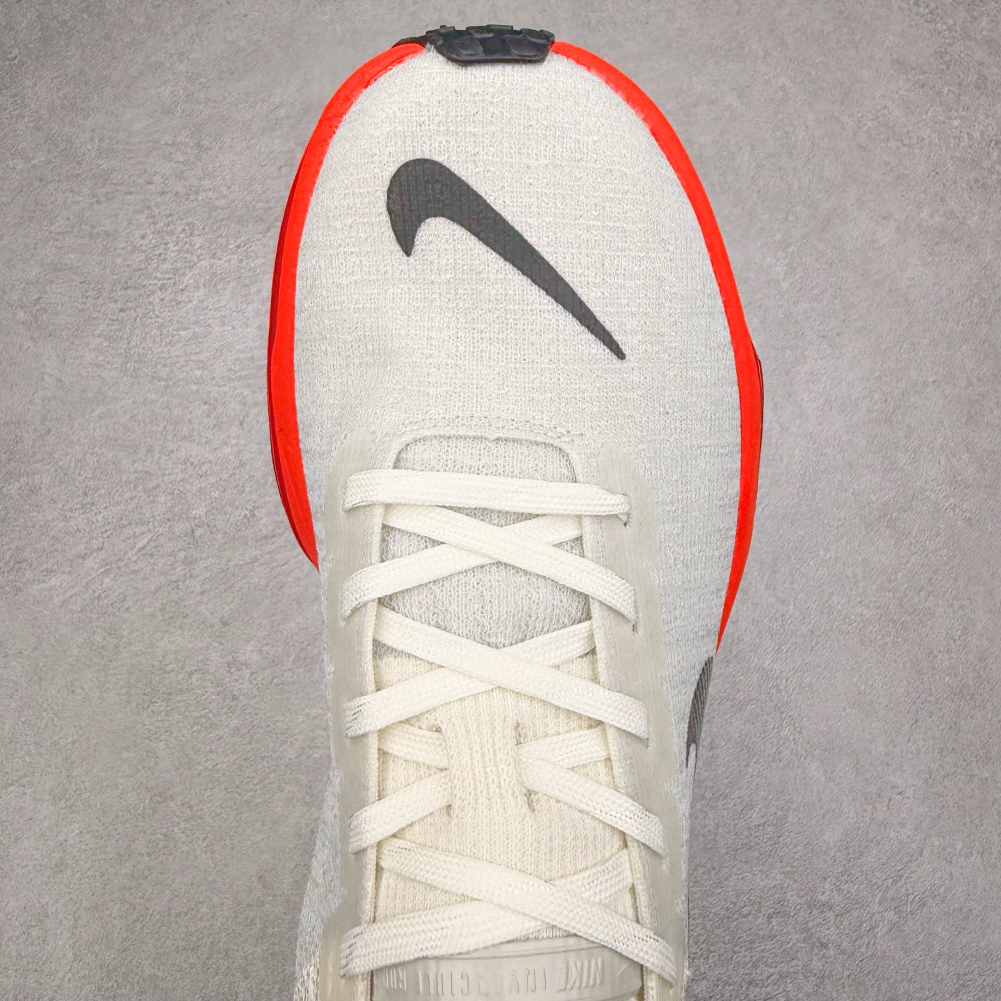 图片[4]-＃福利特价 NK ZoomX Invincible Run Flyknit FK3 不可战胜3代系列轻量飞织低帮休闲运动慢跑鞋 此鞋专为短跑运动员而生 是为 5 至 10 公里距离的赛事和训练打造 整体设计采用流线型的轻质工程网眼材质构成鞋面 并与其他 Running 旗舰鞋款同样搭载全脚掌 ZoomX 缓冲中底 搭配 Pebax 物料与橡胶外底 ZoomX StreakFly 首发配色以Prototype呈现 其灵感是来自开发期间的磨损测试 透过编号的标记与内侧的预期跑步距离突出研发过程 尺码：36 36.5 37.5 38 38.5 39 40 40.5 41 42 42.5 43 44 44.5 45-选品中心