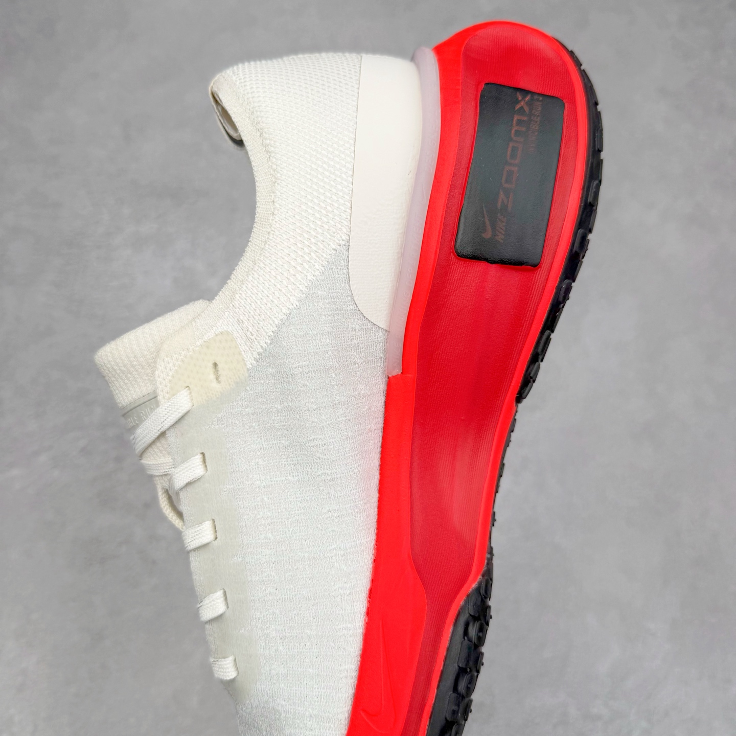 图片[7]-＃福利特价 NK ZoomX Invincible Run Flyknit FK3 不可战胜3代系列轻量飞织低帮休闲运动慢跑鞋 此鞋专为短跑运动员而生 是为 5 至 10 公里距离的赛事和训练打造 整体设计采用流线型的轻质工程网眼材质构成鞋面 并与其他 Running 旗舰鞋款同样搭载全脚掌 ZoomX 缓冲中底 搭配 Pebax 物料与橡胶外底 ZoomX StreakFly 首发配色以Prototype呈现 其灵感是来自开发期间的磨损测试 透过编号的标记与内侧的预期跑步距离突出研发过程 尺码：36 36.5 37.5 38 38.5 39 40 40.5 41 42 42.5 43 44 44.5 45-选品中心