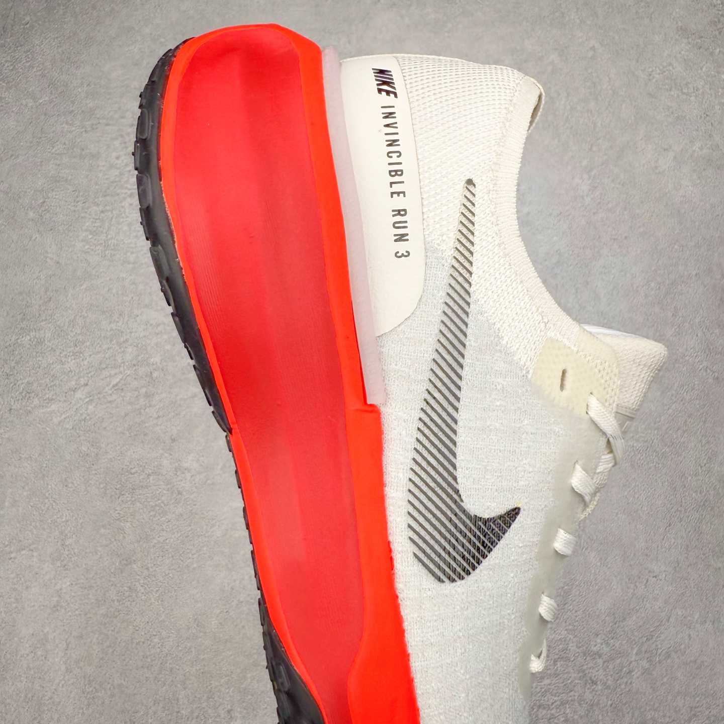 图片[6]-＃福利特价 NK ZoomX Invincible Run Flyknit FK3 不可战胜3代系列轻量飞织低帮休闲运动慢跑鞋 此鞋专为短跑运动员而生 是为 5 至 10 公里距离的赛事和训练打造 整体设计采用流线型的轻质工程网眼材质构成鞋面 并与其他 Running 旗舰鞋款同样搭载全脚掌 ZoomX 缓冲中底 搭配 Pebax 物料与橡胶外底 ZoomX StreakFly 首发配色以Prototype呈现 其灵感是来自开发期间的磨损测试 透过编号的标记与内侧的预期跑步距离突出研发过程 尺码：36 36.5 37.5 38 38.5 39 40 40.5 41 42 42.5 43 44 44.5 45-选品中心