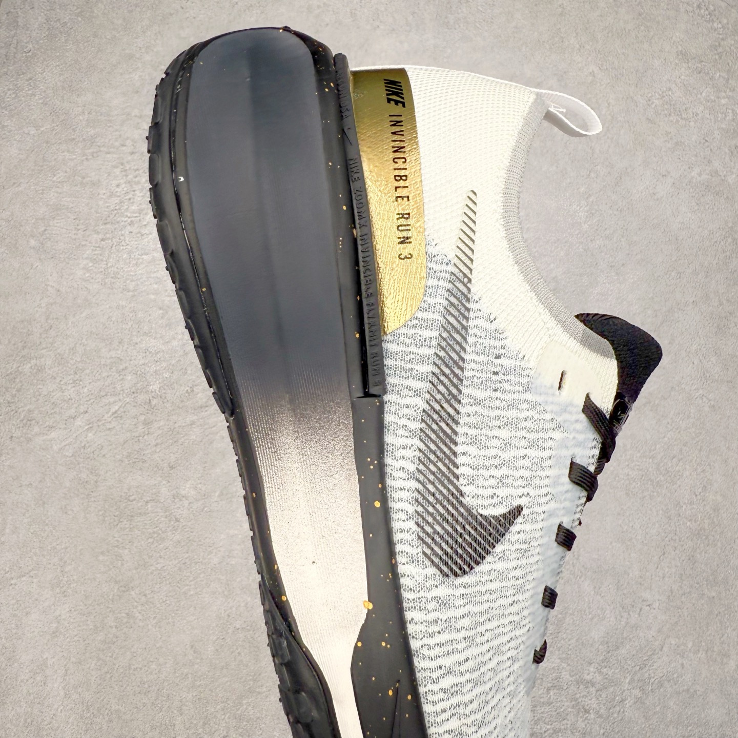 图片[6]-＃福利特价 NK ZoomX Invincible Run Flyknit FK3 不可战胜3代系列轻量飞织低帮休闲运动慢跑鞋 此鞋专为短跑运动员而生 是为 5 至 10 公里距离的赛事和训练打造 整体设计采用流线型的轻质工程网眼材质构成鞋面 并与其他 Running 旗舰鞋款同样搭载全脚掌 ZoomX 缓冲中底 搭配 Pebax 物料与橡胶外底 ZoomX StreakFly 首发配色以Prototype呈现 其灵感是来自开发期间的磨损测试 透过编号的标记与内侧的预期跑步距离突出研发过程 尺码：36 36.5 37.5 38 38.5 39 40 40.5 41 42 42.5 43 44 44.5 45-选品中心