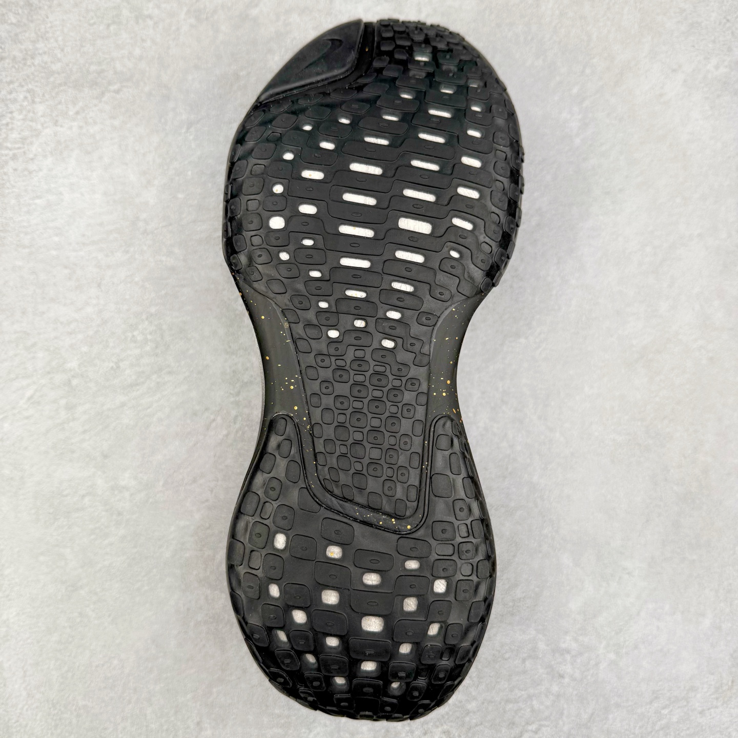 图片[9]-＃福利特价 NK ZoomX Invincible Run Flyknit FK3 不可战胜3代系列轻量飞织低帮休闲运动慢跑鞋 此鞋专为短跑运动员而生 是为 5 至 10 公里距离的赛事和训练打造 整体设计采用流线型的轻质工程网眼材质构成鞋面 并与其他 Running 旗舰鞋款同样搭载全脚掌 ZoomX 缓冲中底 搭配 Pebax 物料与橡胶外底 ZoomX StreakFly 首发配色以Prototype呈现 其灵感是来自开发期间的磨损测试 透过编号的标记与内侧的预期跑步距离突出研发过程 尺码：36 36.5 37.5 38 38.5 39 40 40.5 41 42 42.5 43 44 44.5 45-选品中心