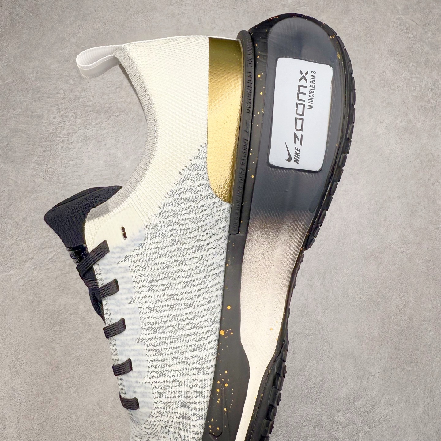 图片[7]-＃福利特价 NK ZoomX Invincible Run Flyknit FK3 不可战胜3代系列轻量飞织低帮休闲运动慢跑鞋 此鞋专为短跑运动员而生 是为 5 至 10 公里距离的赛事和训练打造 整体设计采用流线型的轻质工程网眼材质构成鞋面 并与其他 Running 旗舰鞋款同样搭载全脚掌 ZoomX 缓冲中底 搭配 Pebax 物料与橡胶外底 ZoomX StreakFly 首发配色以Prototype呈现 其灵感是来自开发期间的磨损测试 透过编号的标记与内侧的预期跑步距离突出研发过程 尺码：36 36.5 37.5 38 38.5 39 40 40.5 41 42 42.5 43 44 44.5 45-选品中心