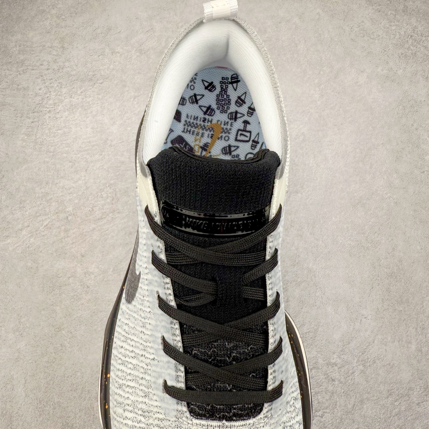 图片[5]-＃福利特价 NK ZoomX Invincible Run Flyknit FK3 不可战胜3代系列轻量飞织低帮休闲运动慢跑鞋 此鞋专为短跑运动员而生 是为 5 至 10 公里距离的赛事和训练打造 整体设计采用流线型的轻质工程网眼材质构成鞋面 并与其他 Running 旗舰鞋款同样搭载全脚掌 ZoomX 缓冲中底 搭配 Pebax 物料与橡胶外底 ZoomX StreakFly 首发配色以Prototype呈现 其灵感是来自开发期间的磨损测试 透过编号的标记与内侧的预期跑步距离突出研发过程 尺码：36 36.5 37.5 38 38.5 39 40 40.5 41 42 42.5 43 44 44.5 45-选品中心