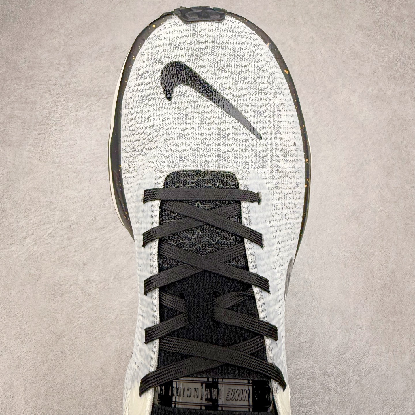 图片[4]-＃福利特价 NK ZoomX Invincible Run Flyknit FK3 不可战胜3代系列轻量飞织低帮休闲运动慢跑鞋 此鞋专为短跑运动员而生 是为 5 至 10 公里距离的赛事和训练打造 整体设计采用流线型的轻质工程网眼材质构成鞋面 并与其他 Running 旗舰鞋款同样搭载全脚掌 ZoomX 缓冲中底 搭配 Pebax 物料与橡胶外底 ZoomX StreakFly 首发配色以Prototype呈现 其灵感是来自开发期间的磨损测试 透过编号的标记与内侧的预期跑步距离突出研发过程 尺码：36 36.5 37.5 38 38.5 39 40 40.5 41 42 42.5 43 44 44.5 45-选品中心