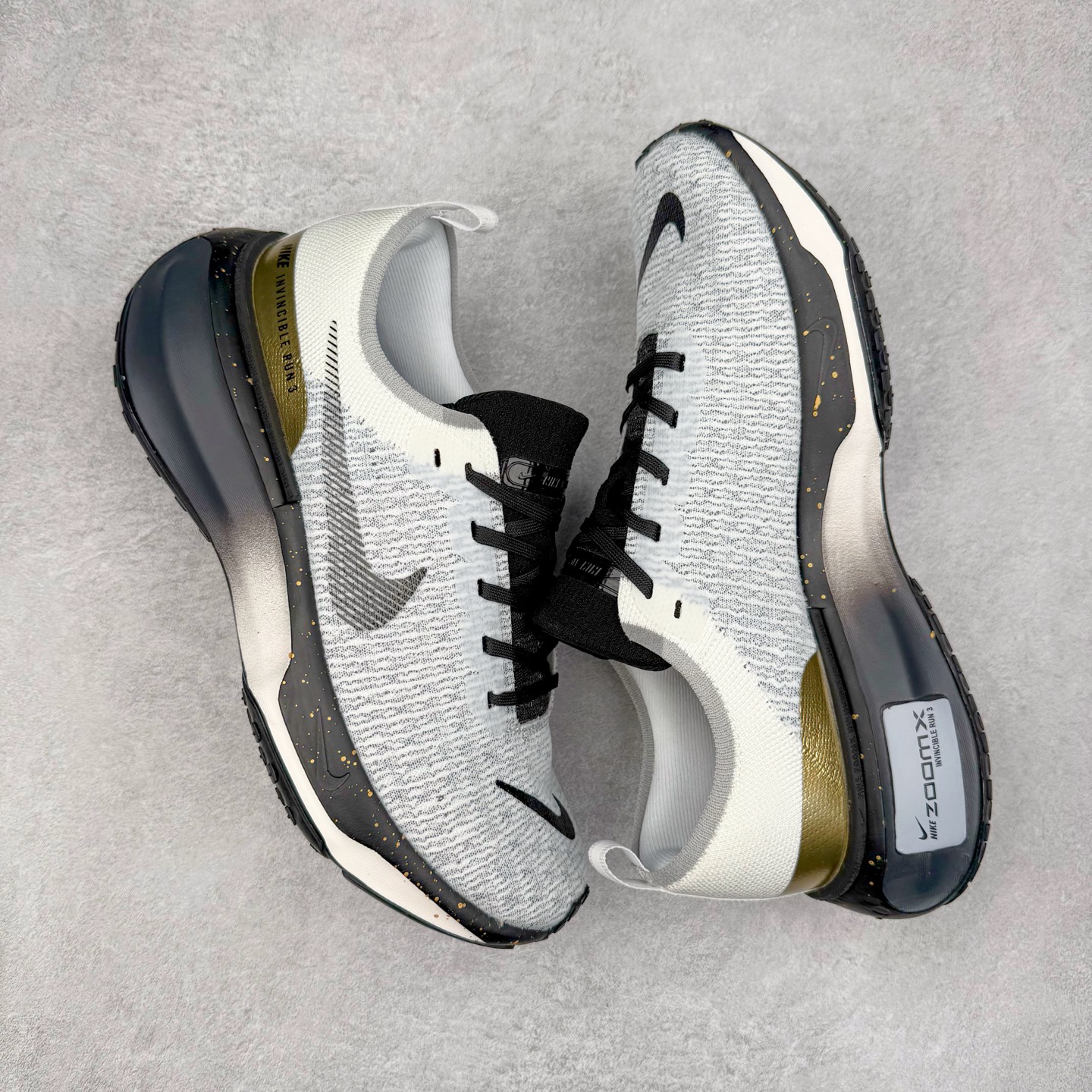 图片[3]-＃福利特价 NK ZoomX Invincible Run Flyknit FK3 不可战胜3代系列轻量飞织低帮休闲运动慢跑鞋 此鞋专为短跑运动员而生 是为 5 至 10 公里距离的赛事和训练打造 整体设计采用流线型的轻质工程网眼材质构成鞋面 并与其他 Running 旗舰鞋款同样搭载全脚掌 ZoomX 缓冲中底 搭配 Pebax 物料与橡胶外底 ZoomX StreakFly 首发配色以Prototype呈现 其灵感是来自开发期间的磨损测试 透过编号的标记与内侧的预期跑步距离突出研发过程 尺码：36 36.5 37.5 38 38.5 39 40 40.5 41 42 42.5 43 44 44.5 45-选品中心