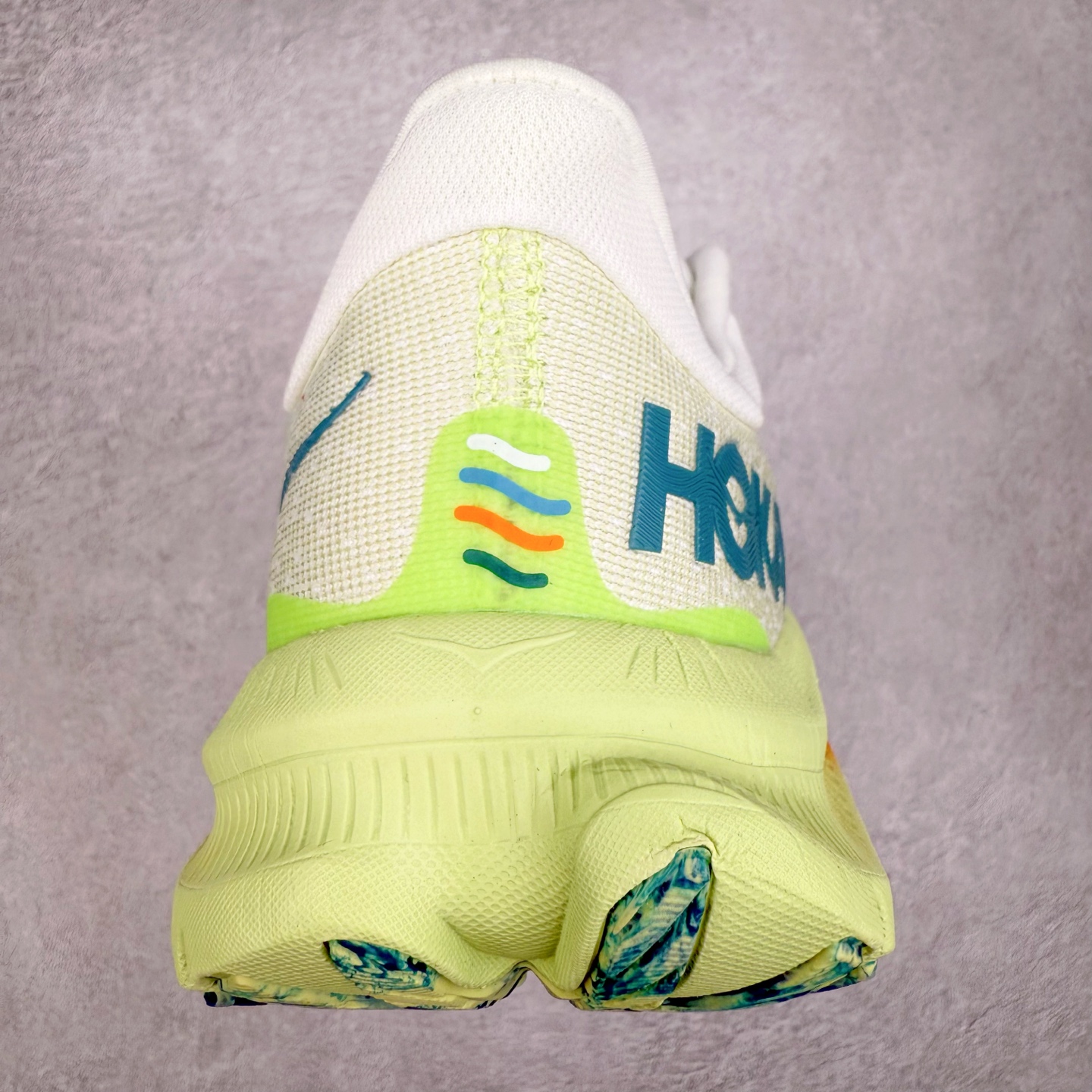 图片[8]-HOKA ONE ONE Kawana 运动鞋 设计采用再生植物纤维网纱制成独特的新型鞋面 工程网纱鞋面柔软透气 搭载 HOKA 标志性缓震中底 提供贴合脚感的同时 还带来有力的支撑 可以在不同速度下兼顾耐久性 是跑步新手和运动爱好者在多场景跑步、运动健身和日常通勤时的不二之选 前后掌 5mm 落差的缓震中底与凹槽设计外底结合速度型滚动平衡技术 可在步伐转换的过程中确保平稳过渡 加长版鞋跟和符合人体工学的跟腱部结构赋予运动爱好者轻盈舒适的脚感 KAWANA 以备受追捧的 MACH 4 作为灵感之源 鞋跟处的 SwallowTail™ 几何造型可在落地时缔造流畅稳定的步态 得以实现柔韧保护 后跟延伸而出的鞋提方便穿脱 全方位提升了整双鞋的穿着体验 尺码：36 36.5 37.5 38 38.5 39 40 40.5 41 42 42.5 43 44 44.5 45-选品中心