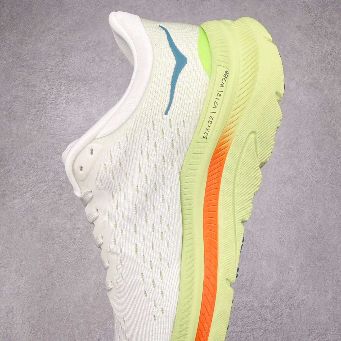 图片[7]-HOKA ONE ONE Kawana 运动鞋 设计采用再生植物纤维网纱制成独特的新型鞋面 工程网纱鞋面柔软透气 搭载 HOKA 标志性缓震中底 提供贴合脚感的同时 还带来有力的支撑 可以在不同速度下兼顾耐久性 是跑步新手和运动爱好者在多场景跑步、运动健身和日常通勤时的不二之选 前后掌 5mm 落差的缓震中底与凹槽设计外底结合速度型滚动平衡技术 可在步伐转换的过程中确保平稳过渡 加长版鞋跟和符合人体工学的跟腱部结构赋予运动爱好者轻盈舒适的脚感 KAWANA 以备受追捧的 MACH 4 作为灵感之源 鞋跟处的 SwallowTail™ 几何造型可在落地时缔造流畅稳定的步态 得以实现柔韧保护 后跟延伸而出的鞋提方便穿脱 全方位提升了整双鞋的穿着体验 尺码：36 36.5 37.5 38 38.5 39 40 40.5 41 42 42.5 43 44 44.5 45-选品中心