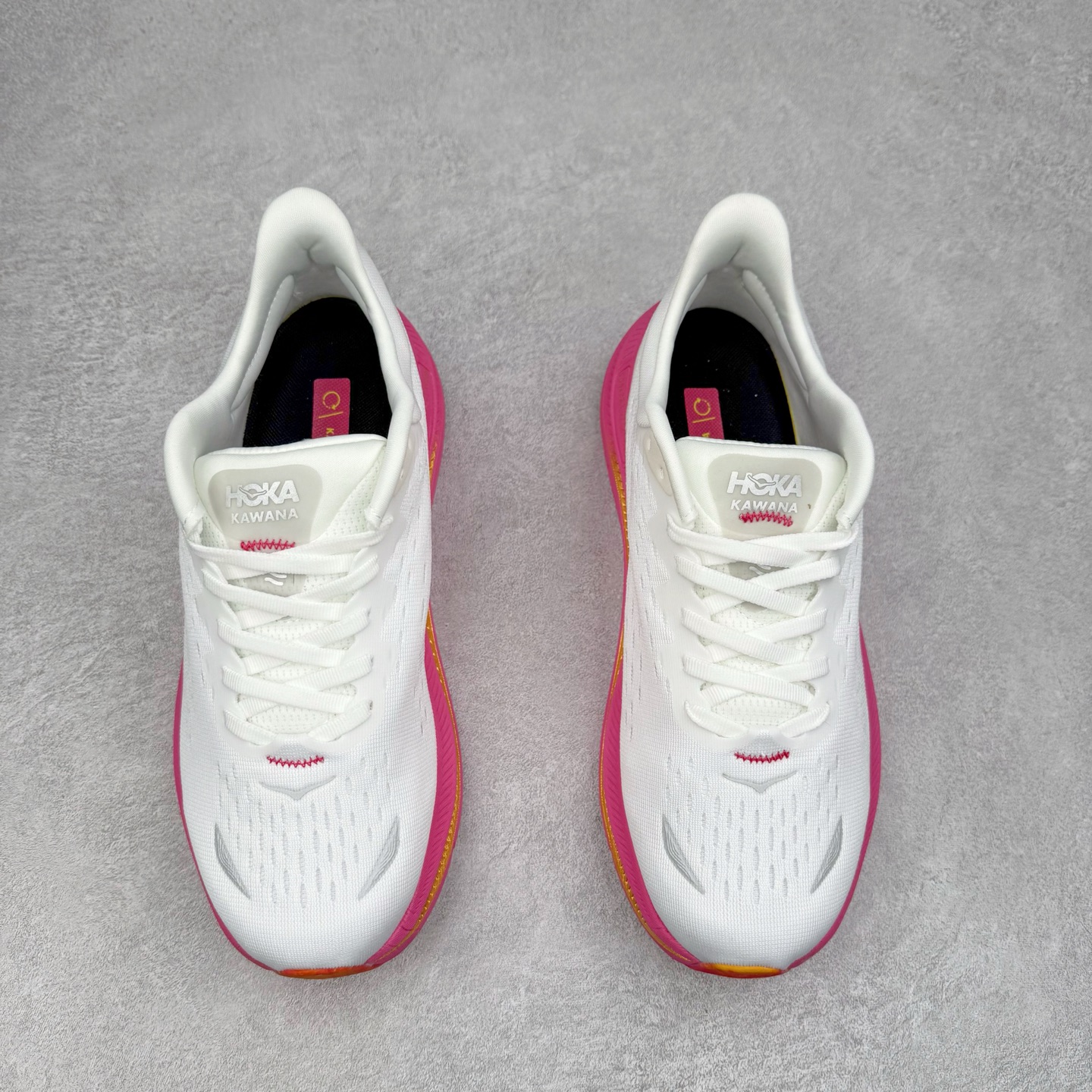 图片[2]-HOKA ONE ONE Kawana 运动鞋 设计采用再生植物纤维网纱制成独特的新型鞋面 工程网纱鞋面柔软透气 搭载 HOKA 标志性缓震中底 提供贴合脚感的同时 还带来有力的支撑 可以在不同速度下兼顾耐久性 是跑步新手和运动爱好者在多场景跑步、运动健身和日常通勤时的不二之选 前后掌 5mm 落差的缓震中底与凹槽设计外底结合速度型滚动平衡技术 可在步伐转换的过程中确保平稳过渡 加长版鞋跟和符合人体工学的跟腱部结构赋予运动爱好者轻盈舒适的脚感 KAWANA 以备受追捧的 MACH 4 作为灵感之源 鞋跟处的 SwallowTail™ 几何造型可在落地时缔造流畅稳定的步态 得以实现柔韧保护 后跟延伸而出的鞋提方便穿脱 全方位提升了整双鞋的穿着体验 尺码：36 36.5 37.5 38 38.5 39 40 40.5 41 42 42.5 43 44 44.5 45-选品中心