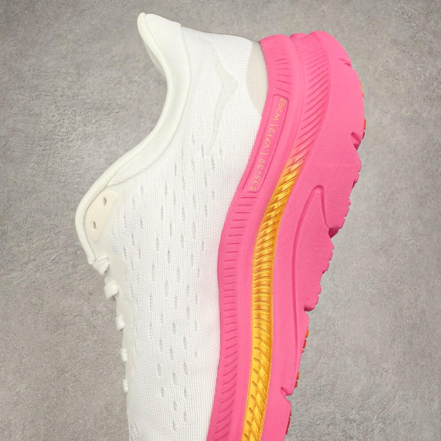 图片[7]-HOKA ONE ONE Kawana 运动鞋 设计采用再生植物纤维网纱制成独特的新型鞋面 工程网纱鞋面柔软透气 搭载 HOKA 标志性缓震中底 提供贴合脚感的同时 还带来有力的支撑 可以在不同速度下兼顾耐久性 是跑步新手和运动爱好者在多场景跑步、运动健身和日常通勤时的不二之选 前后掌 5mm 落差的缓震中底与凹槽设计外底结合速度型滚动平衡技术 可在步伐转换的过程中确保平稳过渡 加长版鞋跟和符合人体工学的跟腱部结构赋予运动爱好者轻盈舒适的脚感 KAWANA 以备受追捧的 MACH 4 作为灵感之源 鞋跟处的 SwallowTail™ 几何造型可在落地时缔造流畅稳定的步态 得以实现柔韧保护 后跟延伸而出的鞋提方便穿脱 全方位提升了整双鞋的穿着体验 尺码：36 36.5 37.5 38 38.5 39 40 40.5 41 42 42.5 43 44 44.5 45-选品中心