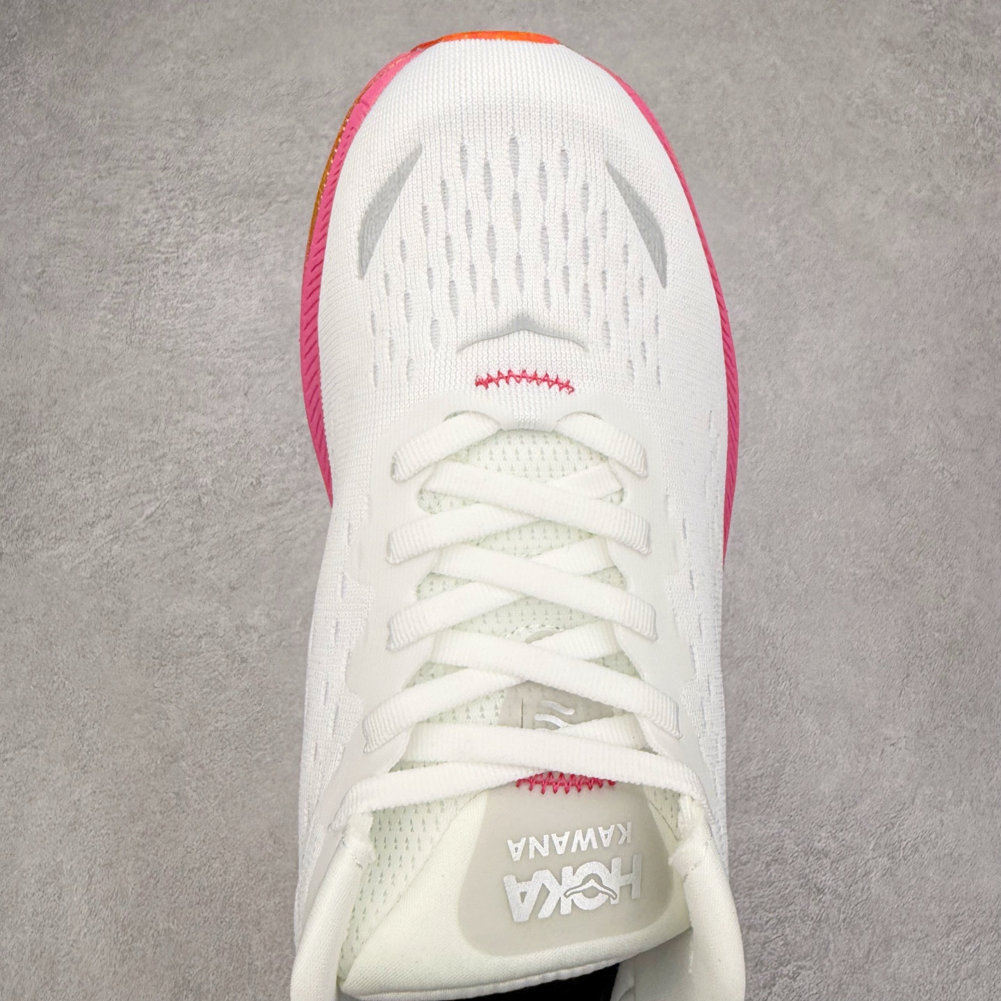 图片[4]-HOKA ONE ONE Kawana 运动鞋 设计采用再生植物纤维网纱制成独特的新型鞋面 工程网纱鞋面柔软透气 搭载 HOKA 标志性缓震中底 提供贴合脚感的同时 还带来有力的支撑 可以在不同速度下兼顾耐久性 是跑步新手和运动爱好者在多场景跑步、运动健身和日常通勤时的不二之选 前后掌 5mm 落差的缓震中底与凹槽设计外底结合速度型滚动平衡技术 可在步伐转换的过程中确保平稳过渡 加长版鞋跟和符合人体工学的跟腱部结构赋予运动爱好者轻盈舒适的脚感 KAWANA 以备受追捧的 MACH 4 作为灵感之源 鞋跟处的 SwallowTail™ 几何造型可在落地时缔造流畅稳定的步态 得以实现柔韧保护 后跟延伸而出的鞋提方便穿脱 全方位提升了整双鞋的穿着体验 尺码：36 36.5 37.5 38 38.5 39 40 40.5 41 42 42.5 43 44 44.5 45-选品中心