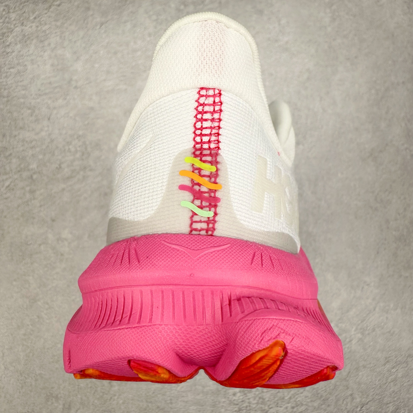 图片[8]-HOKA ONE ONE Kawana 运动鞋 设计采用再生植物纤维网纱制成独特的新型鞋面 工程网纱鞋面柔软透气 搭载 HOKA 标志性缓震中底 提供贴合脚感的同时 还带来有力的支撑 可以在不同速度下兼顾耐久性 是跑步新手和运动爱好者在多场景跑步、运动健身和日常通勤时的不二之选 前后掌 5mm 落差的缓震中底与凹槽设计外底结合速度型滚动平衡技术 可在步伐转换的过程中确保平稳过渡 加长版鞋跟和符合人体工学的跟腱部结构赋予运动爱好者轻盈舒适的脚感 KAWANA 以备受追捧的 MACH 4 作为灵感之源 鞋跟处的 SwallowTail™ 几何造型可在落地时缔造流畅稳定的步态 得以实现柔韧保护 后跟延伸而出的鞋提方便穿脱 全方位提升了整双鞋的穿着体验 尺码：36 36.5 37.5 38 38.5 39 40 40.5 41 42 42.5 43 44 44.5 45-选品中心