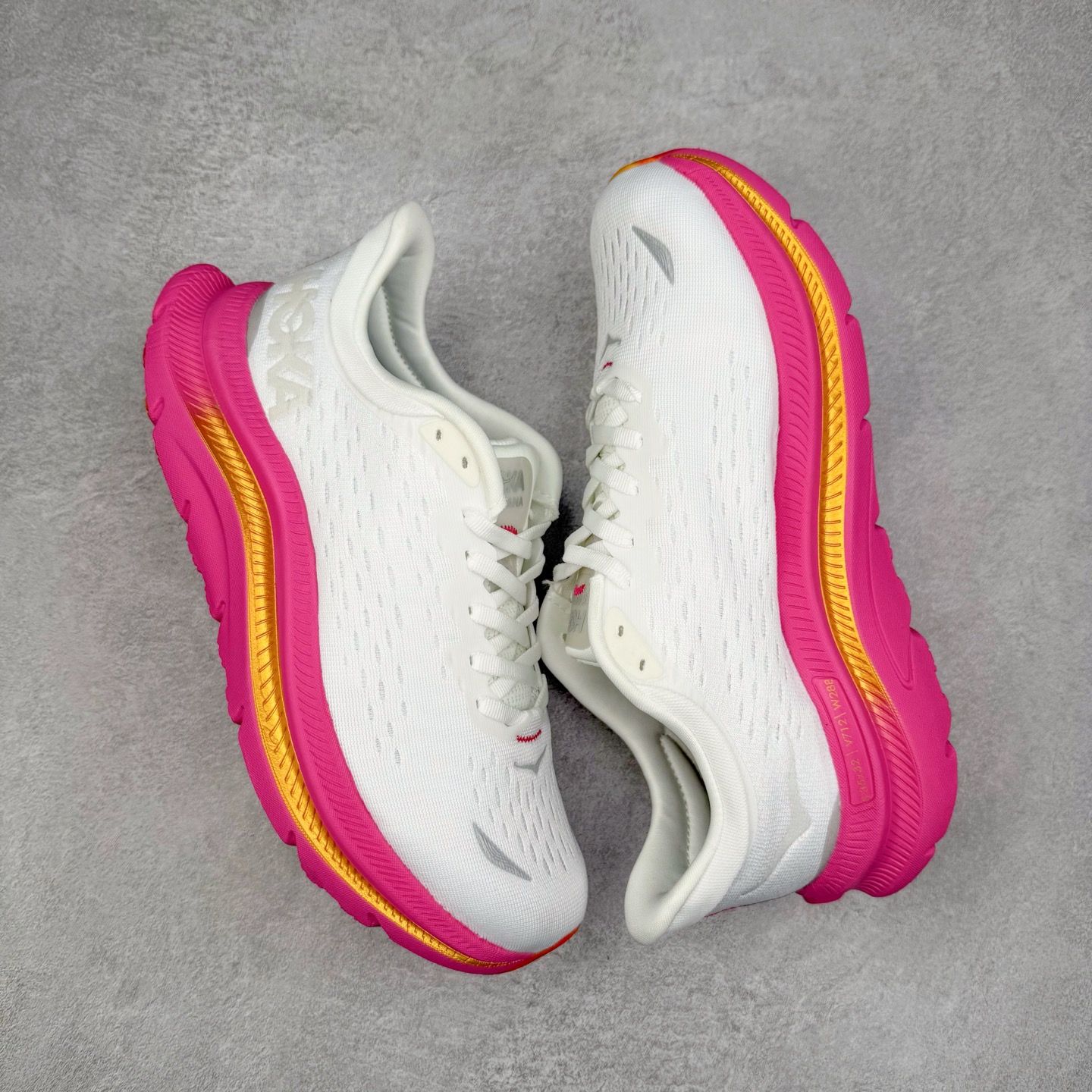 图片[3]-HOKA ONE ONE Kawana 运动鞋 设计采用再生植物纤维网纱制成独特的新型鞋面 工程网纱鞋面柔软透气 搭载 HOKA 标志性缓震中底 提供贴合脚感的同时 还带来有力的支撑 可以在不同速度下兼顾耐久性 是跑步新手和运动爱好者在多场景跑步、运动健身和日常通勤时的不二之选 前后掌 5mm 落差的缓震中底与凹槽设计外底结合速度型滚动平衡技术 可在步伐转换的过程中确保平稳过渡 加长版鞋跟和符合人体工学的跟腱部结构赋予运动爱好者轻盈舒适的脚感 KAWANA 以备受追捧的 MACH 4 作为灵感之源 鞋跟处的 SwallowTail™ 几何造型可在落地时缔造流畅稳定的步态 得以实现柔韧保护 后跟延伸而出的鞋提方便穿脱 全方位提升了整双鞋的穿着体验 尺码：36 36.5 37.5 38 38.5 39 40 40.5 41 42 42.5 43 44 44.5 45-选品中心