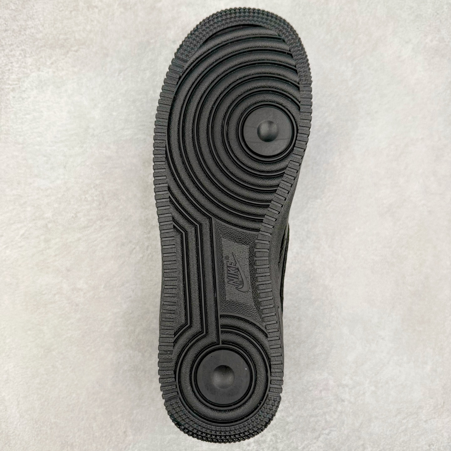 图片[9]-＃福利特价 NK Air Force 1´07 Low 空军一号低帮百搭休闲运动板鞋 柔软、弹性十足的缓震性能和出色的中底设计 横跨复古与现代的外型结合 造就出风靡全球 三十多年的Force 1 直到今天还深受青睐 尺码：36 36.5 37.5 38 38.5 39 40 40.5 41 42 42.5 43 44 44.5 45-选品中心