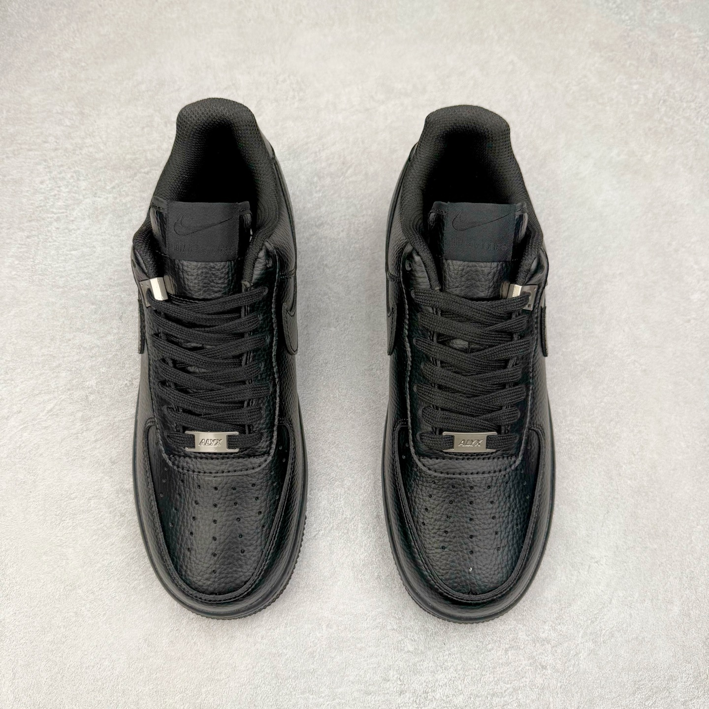 图片[2]-＃福利特价 NK Air Force 1´07 Low 空军一号低帮百搭休闲运动板鞋 柔软、弹性十足的缓震性能和出色的中底设计 横跨复古与现代的外型结合 造就出风靡全球 三十多年的Force 1 直到今天还深受青睐 尺码：36 36.5 37.5 38 38.5 39 40 40.5 41 42 42.5 43 44 44.5 45-选品中心