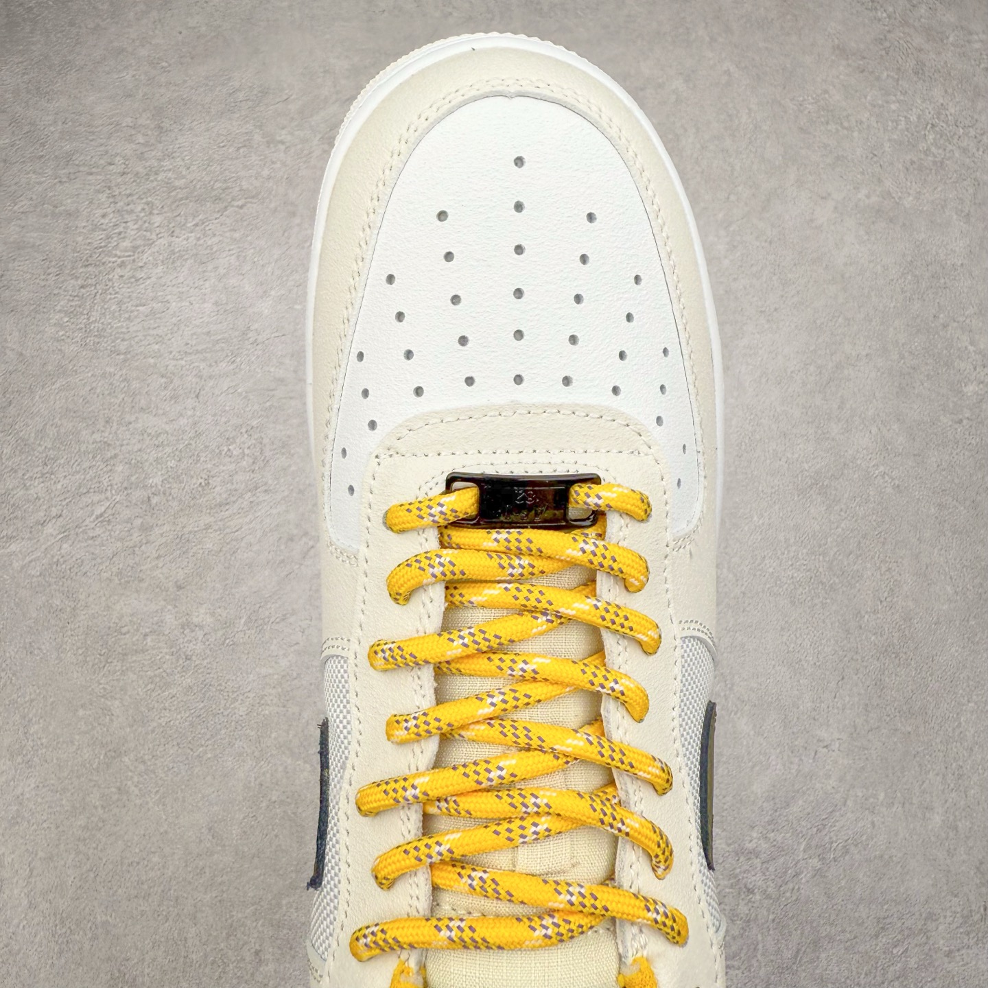 图片[4]-＃福利特价 NK Air Force 1´07 Low 空军一号低帮百搭休闲运动板鞋 柔软、弹性十足的缓震性能和出色的中底设计 横跨复古与现代的外型结合 造就出风靡全球 三十多年的Force 1 直到今天还深受青睐 尺码：36 36.5 37.5 38 38.5 39 40 40.5 41 42 42.5 43 44 44.5 45-选品中心