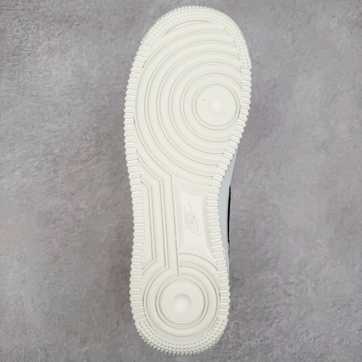 图片[9]-＃福利特价 NK Air Force 1´07 Low 空军一号低帮百搭休闲运动板鞋 柔软、弹性十足的缓震性能和出色的中底设计 横跨复古与现代的外型结合 造就出风靡全球 三十多年的Force 1 直到今天还深受青睐 尺码：36 36.5 37.5 38 38.5 39 40 40.5 41 42 42.5 43 44 44.5 45-选品中心