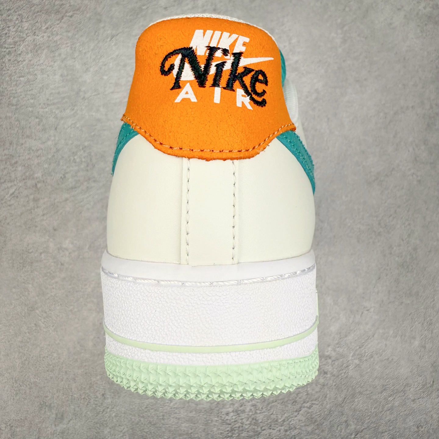 图片[8]-＃福利特价 NK Air Force 1´07 Low 空军一号低帮百搭休闲运动板鞋 柔软、弹性十足的缓震性能和出色的中底设计 横跨复古与现代的外型结合 造就出风靡全球 三十多年的Force 1 直到今天还深受青睐 尺码：36 36.5 37.5 38 38.5 39 40 40.5 41 42 42.5 43 44 44.5 45-选品中心