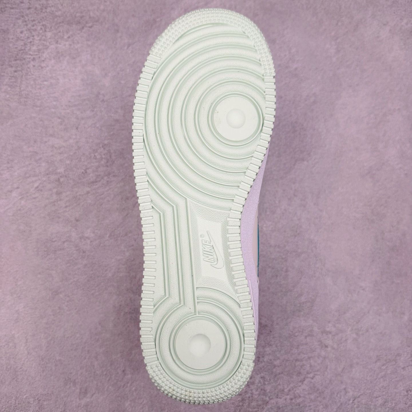 图片[9]-＃福利特价 NK Air Force 1´07 Low 空军一号低帮百搭休闲运动板鞋 柔软、弹性十足的缓震性能和出色的中底设计 横跨复古与现代的外型结合 造就出风靡全球 三十多年的Force 1 直到今天还深受青睐 尺码：36 36.5 37.5 38 38.5 39 40 40.5 41 42 42.5 43 44 44.5 45-选品中心