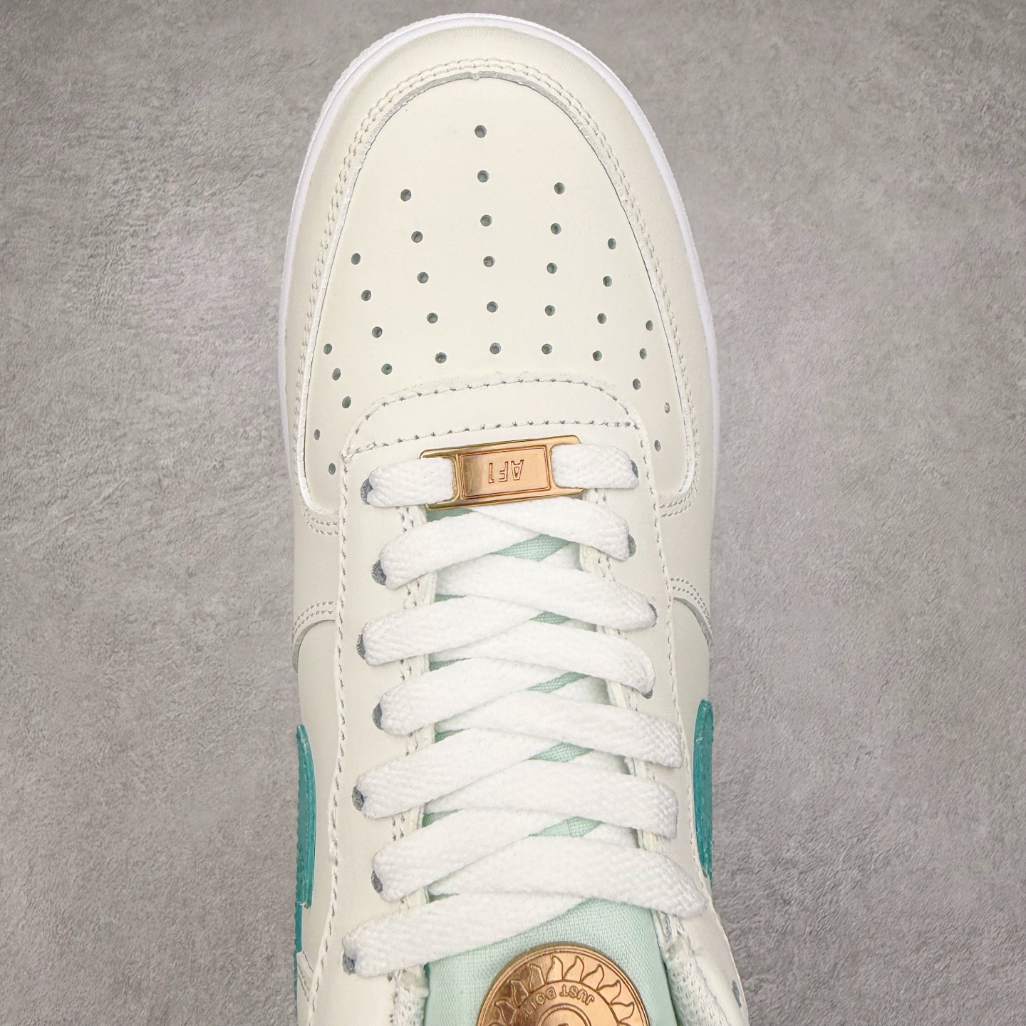 图片[4]-＃福利特价 NK Air Force 1´07 Low 空军一号低帮百搭休闲运动板鞋 柔软、弹性十足的缓震性能和出色的中底设计 横跨复古与现代的外型结合 造就出风靡全球 三十多年的Force 1 直到今天还深受青睐 尺码：36 36.5 37.5 38 38.5 39 40 40.5 41 42 42.5 43 44 44.5 45-选品中心